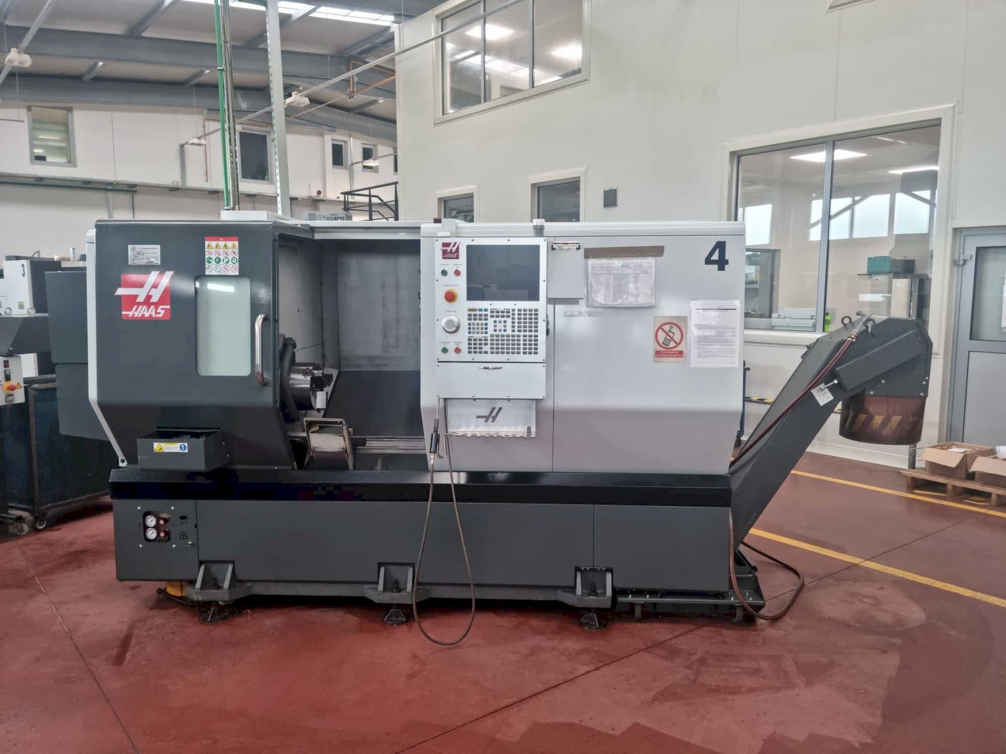 A HAAS ST-30Y  gép elölnézete