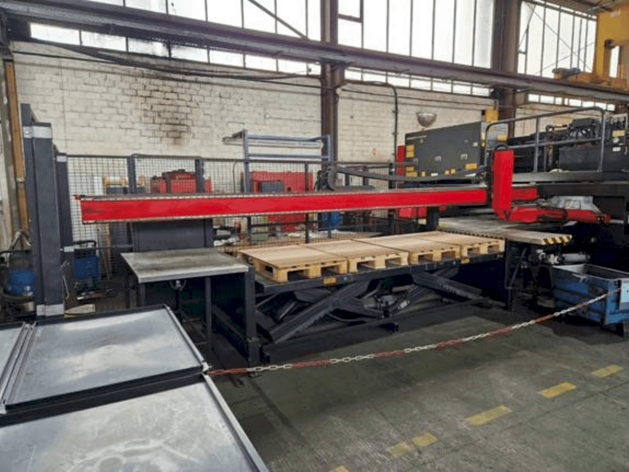 A AMADA AP3-2610 V  gép elölnézete
