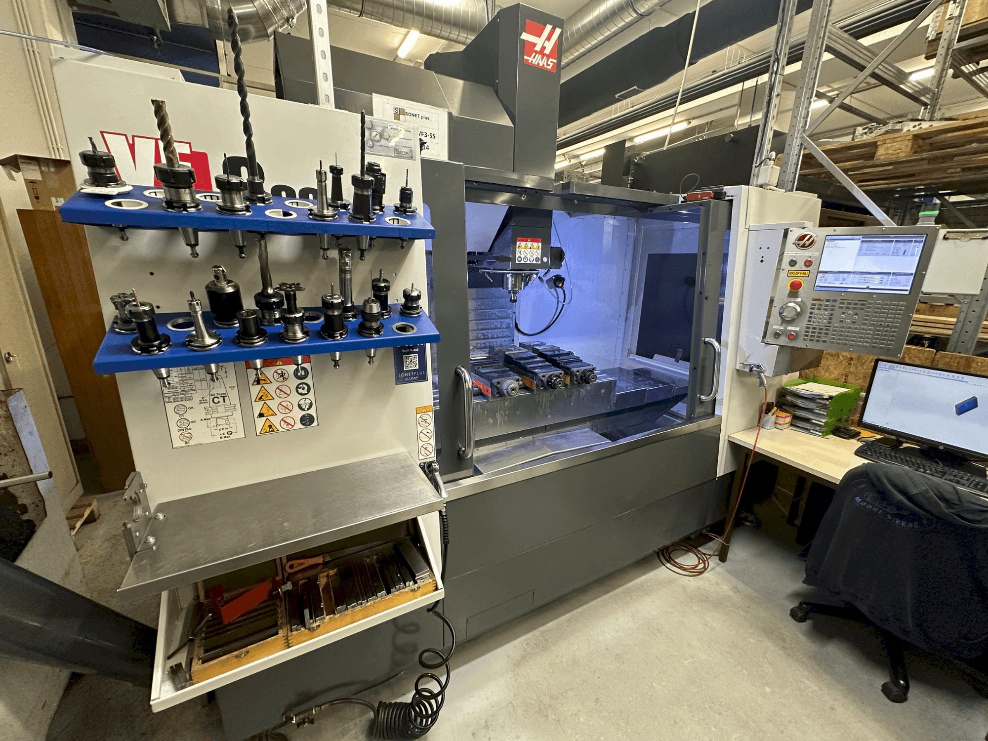 A HAAS VF-3SS  gép elölnézete