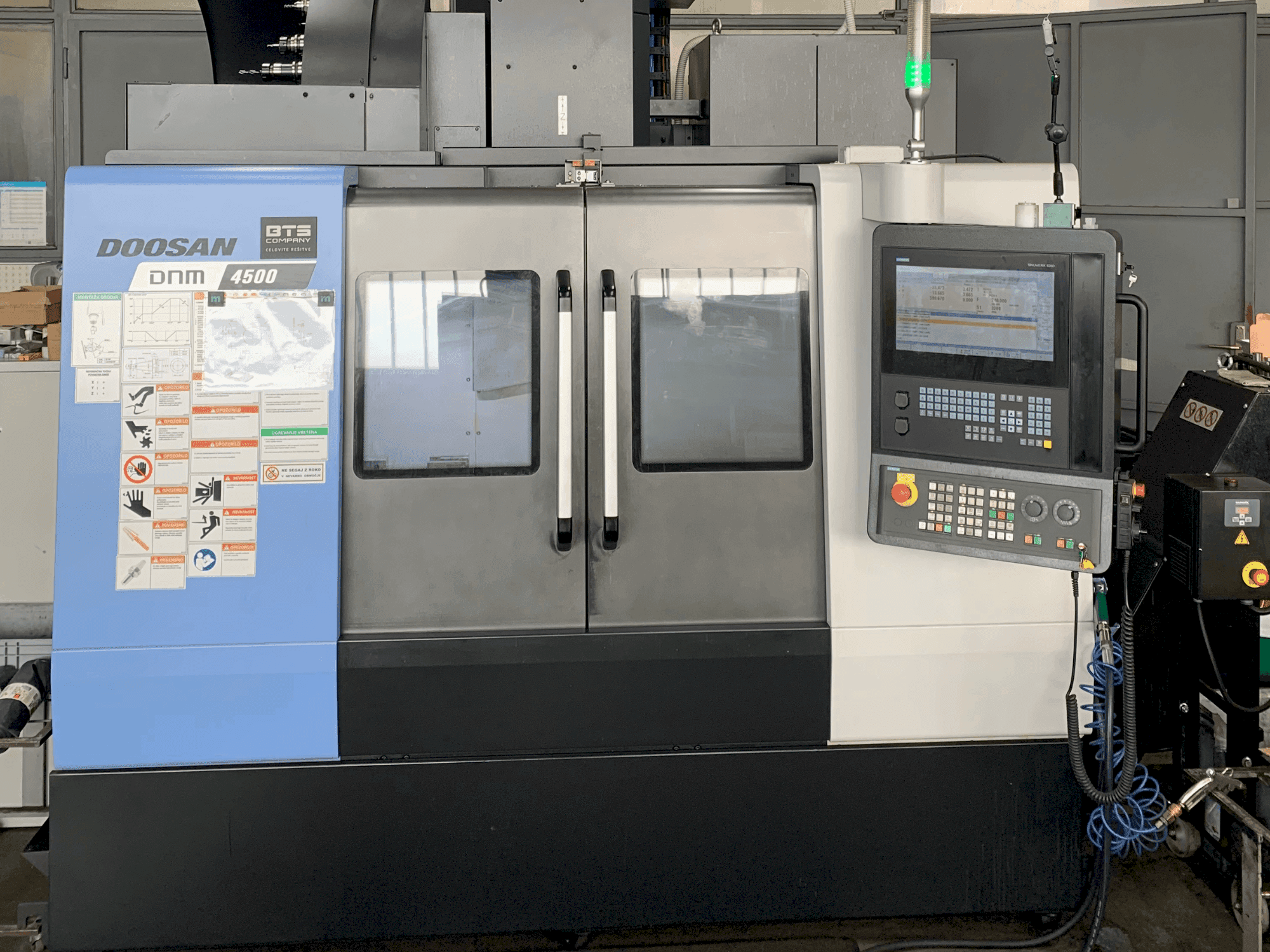 A DOOSAN DNM 4500  gép elölnézete