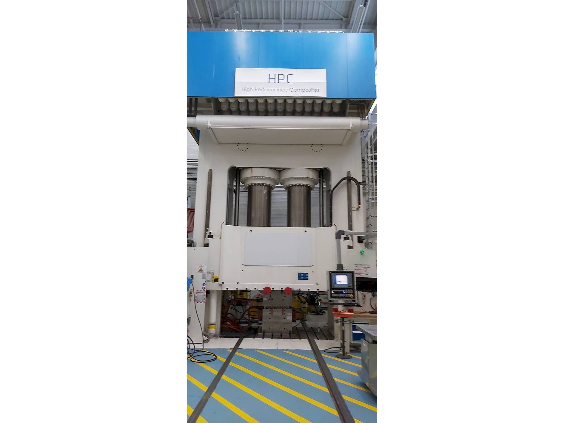 A Dieffenbacher 2500 Ton  gép elölnézete