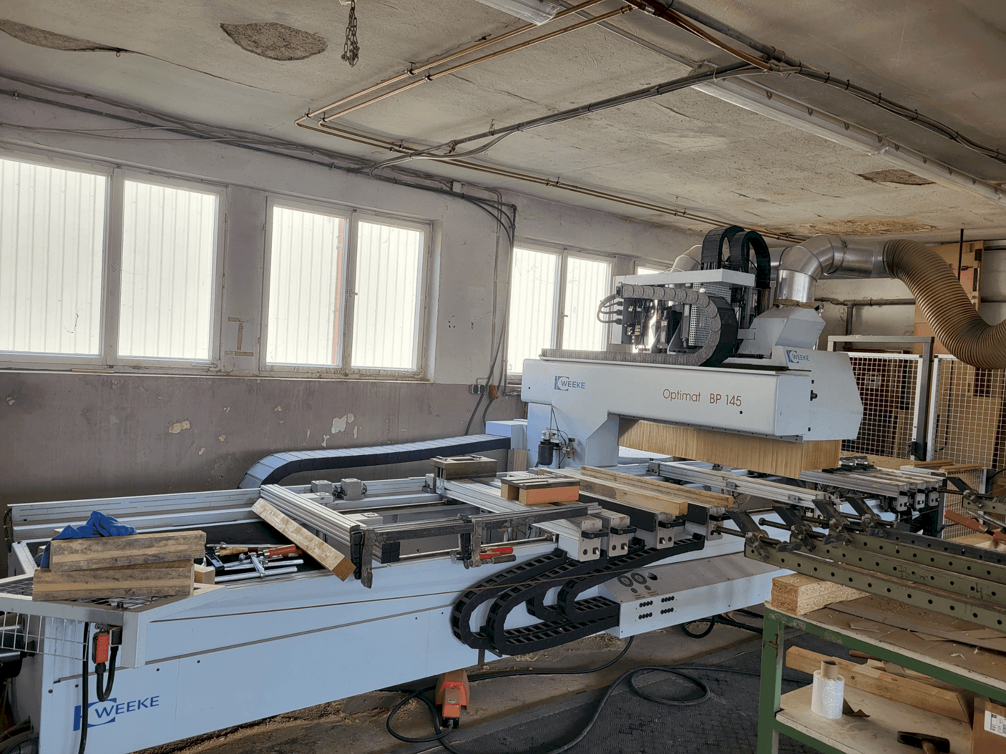 A Weeke Optimat BP145  gép elölnézete