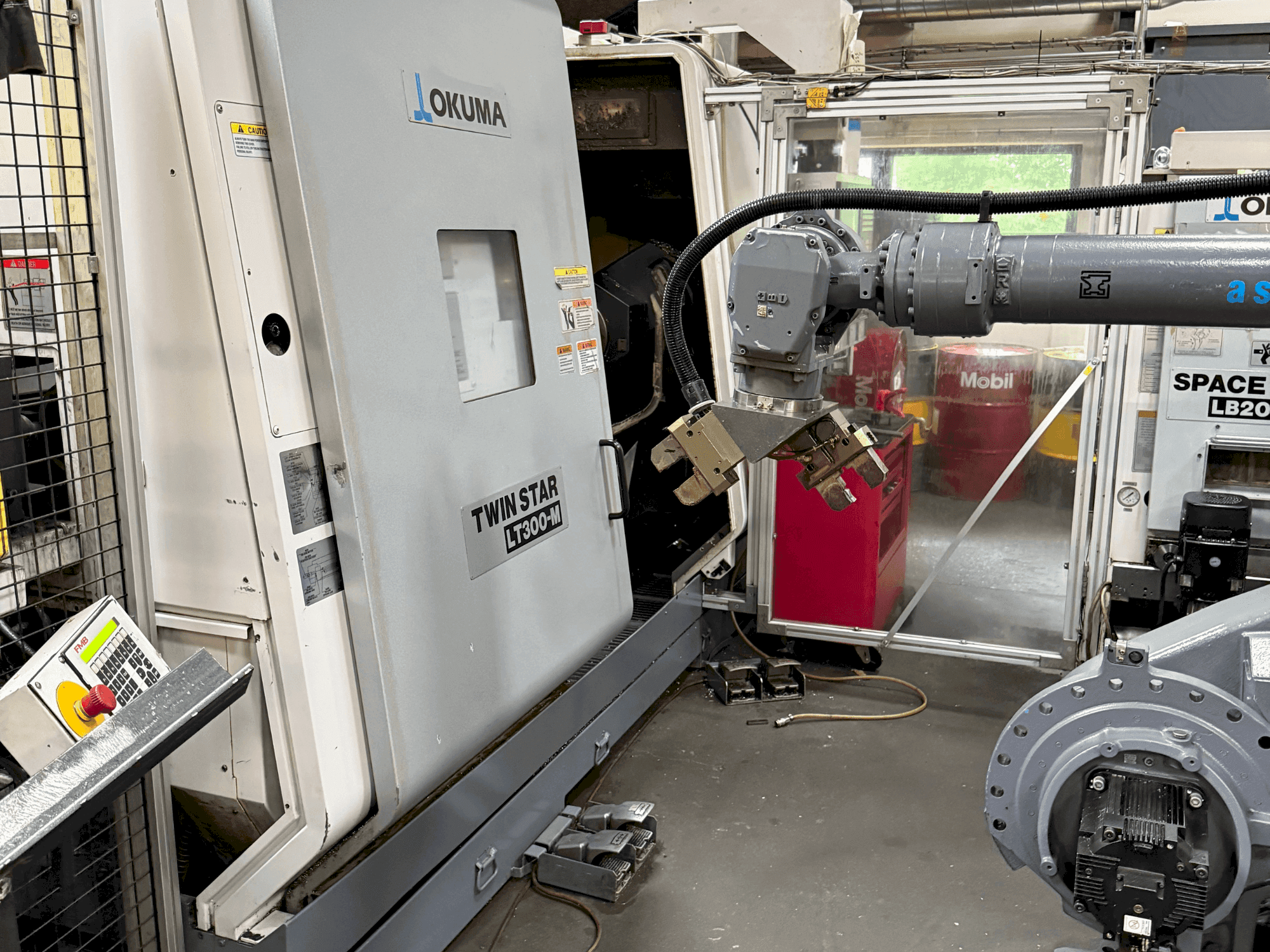 A Okuma Twinstar LT300-M  gép elölnézete