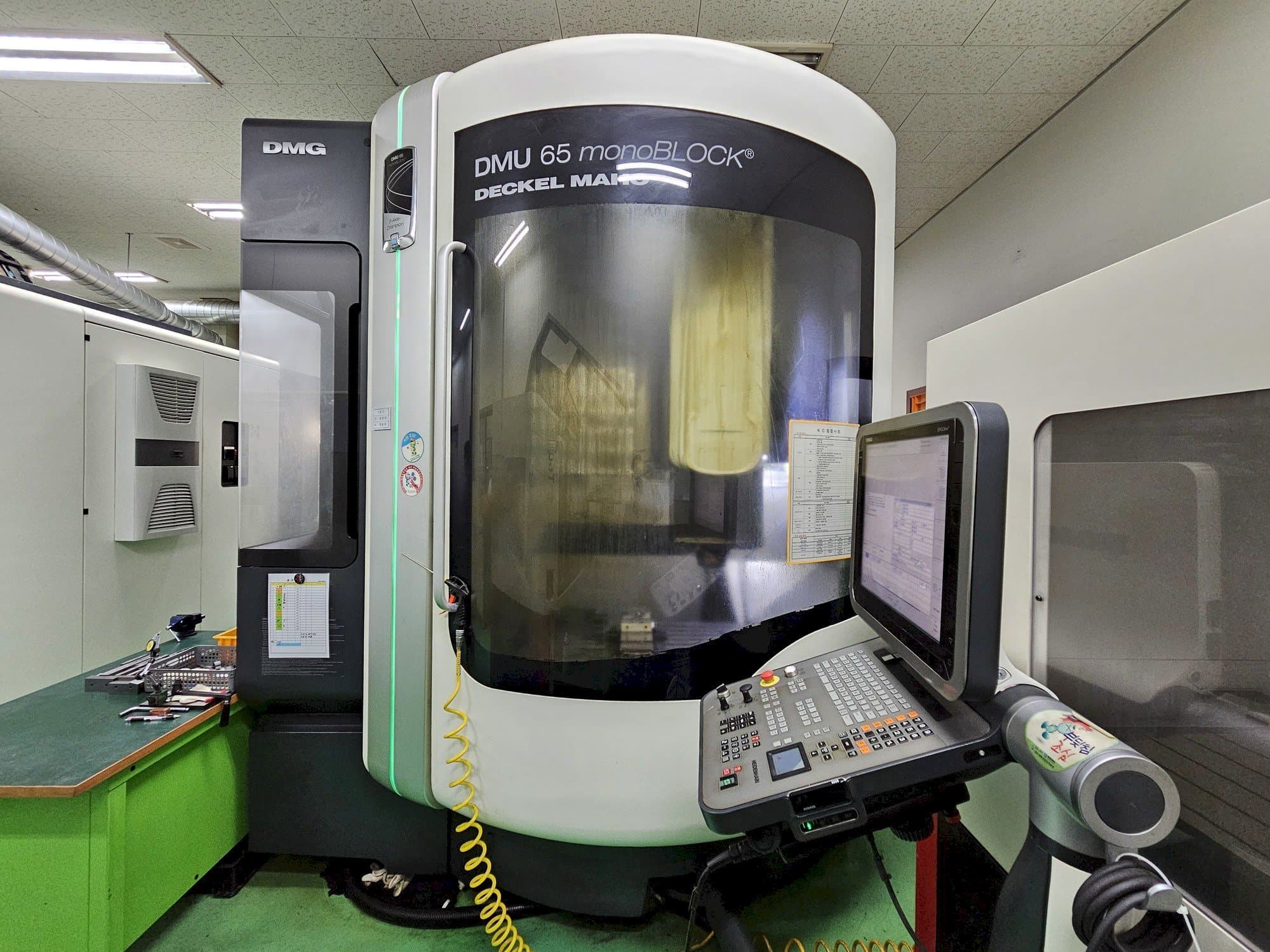 A DECKEL MAHO DMU 65 monoBlock  gép elölnézete