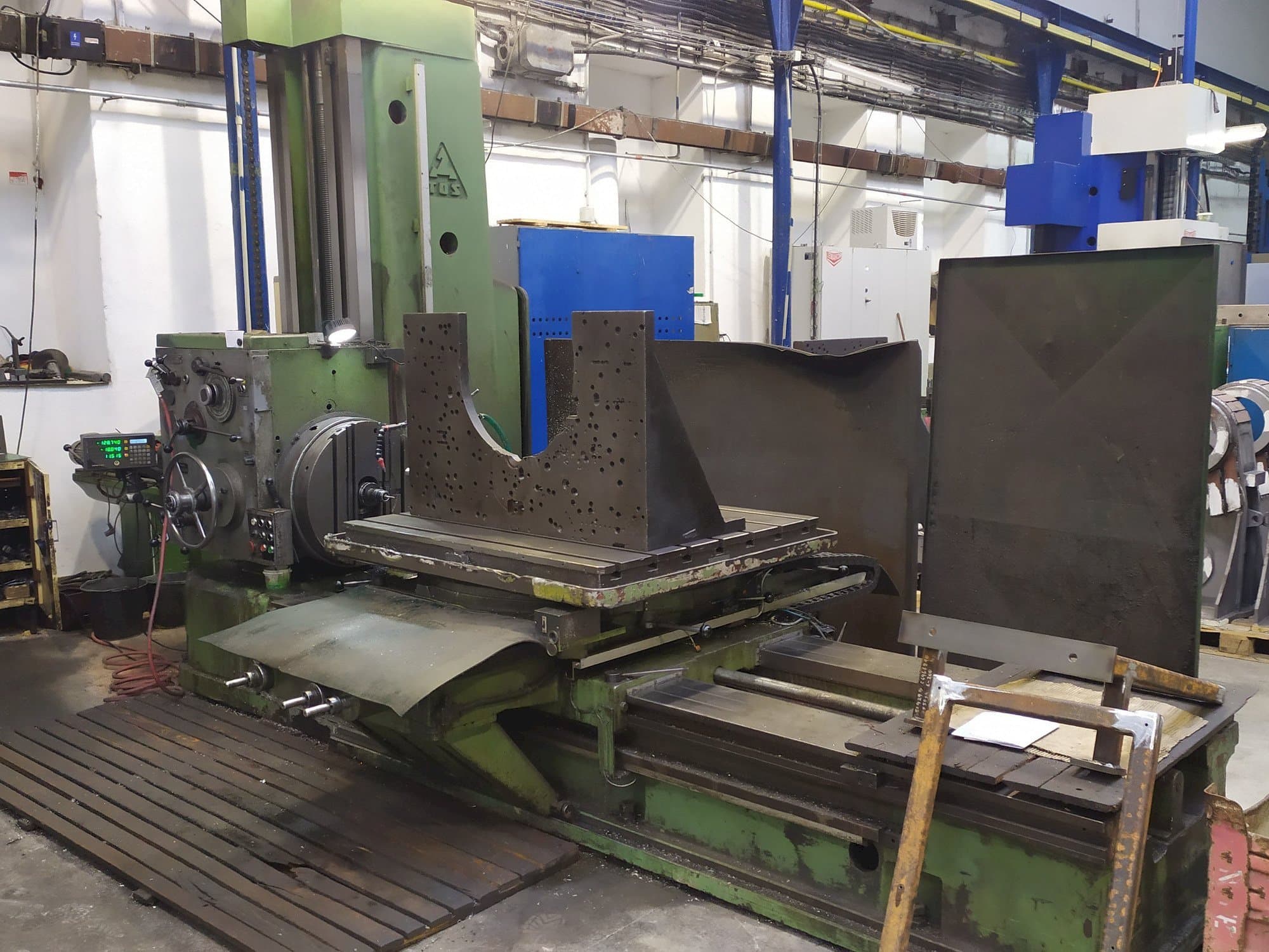 A TOS H 100  gép elölnézete