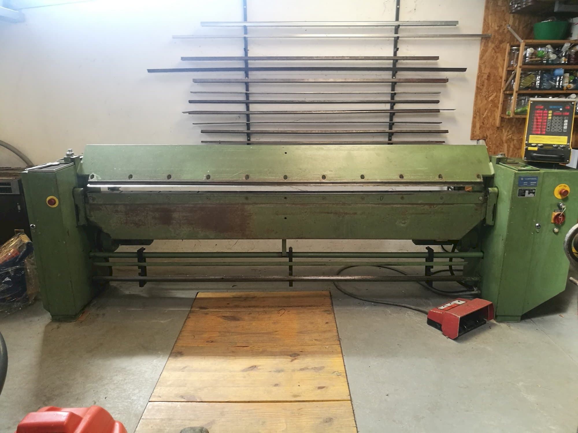 A Schechtl MA 250/8  gép oldalnézete