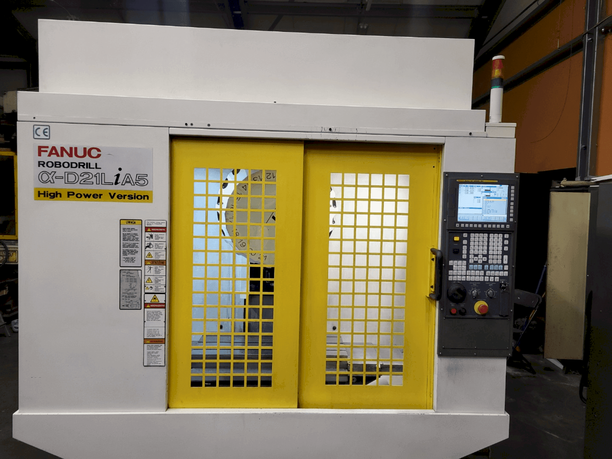 A FANUC Robodrill α-D21LiA5  gép elölnézete
