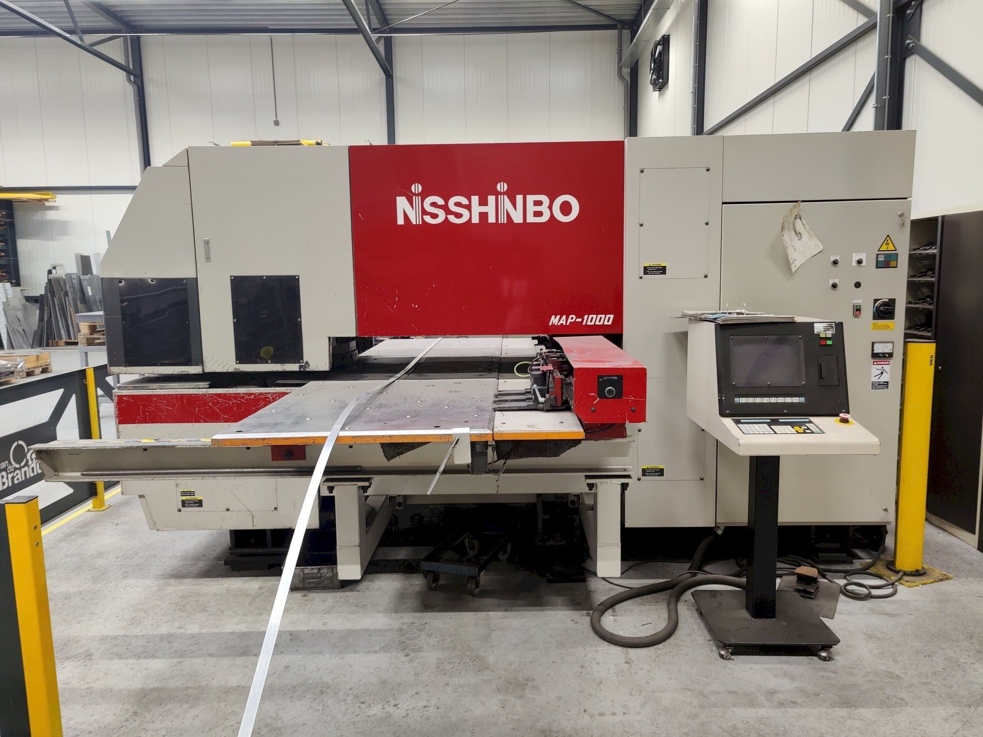 A Nisshinbo MAP-1000  gép elölnézete