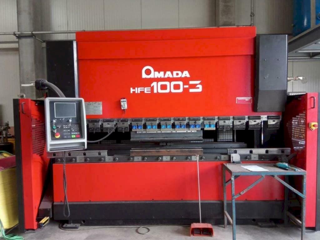 A AMADA HFE 100-3  gép elölnézete