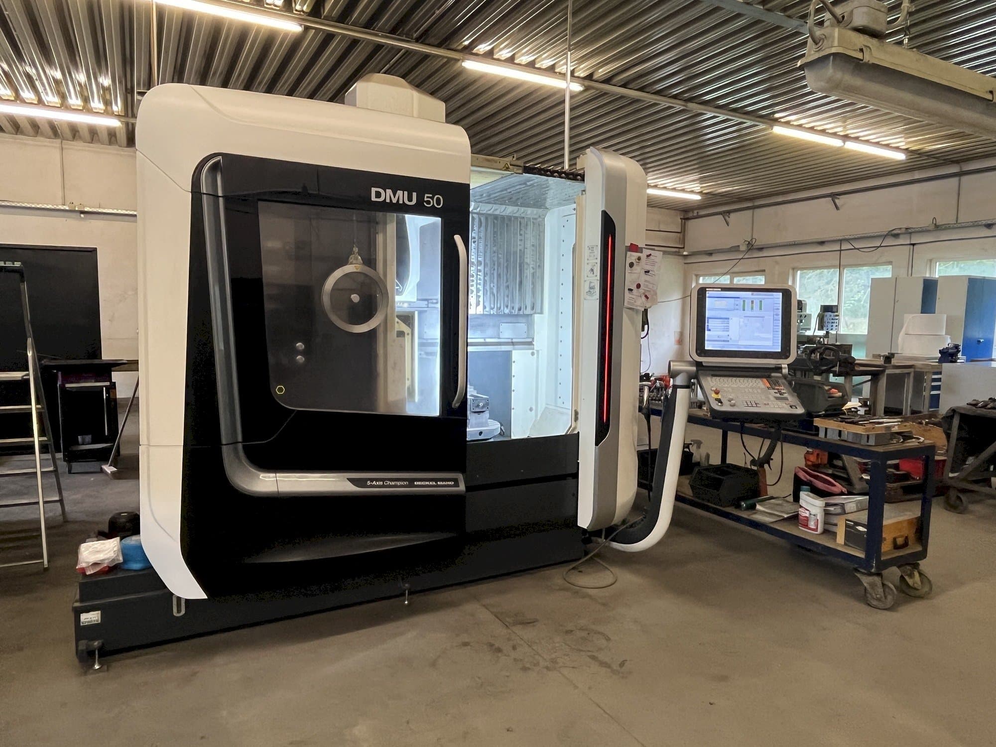 A DECKEL MAHO DMU 50  gép elölnézete