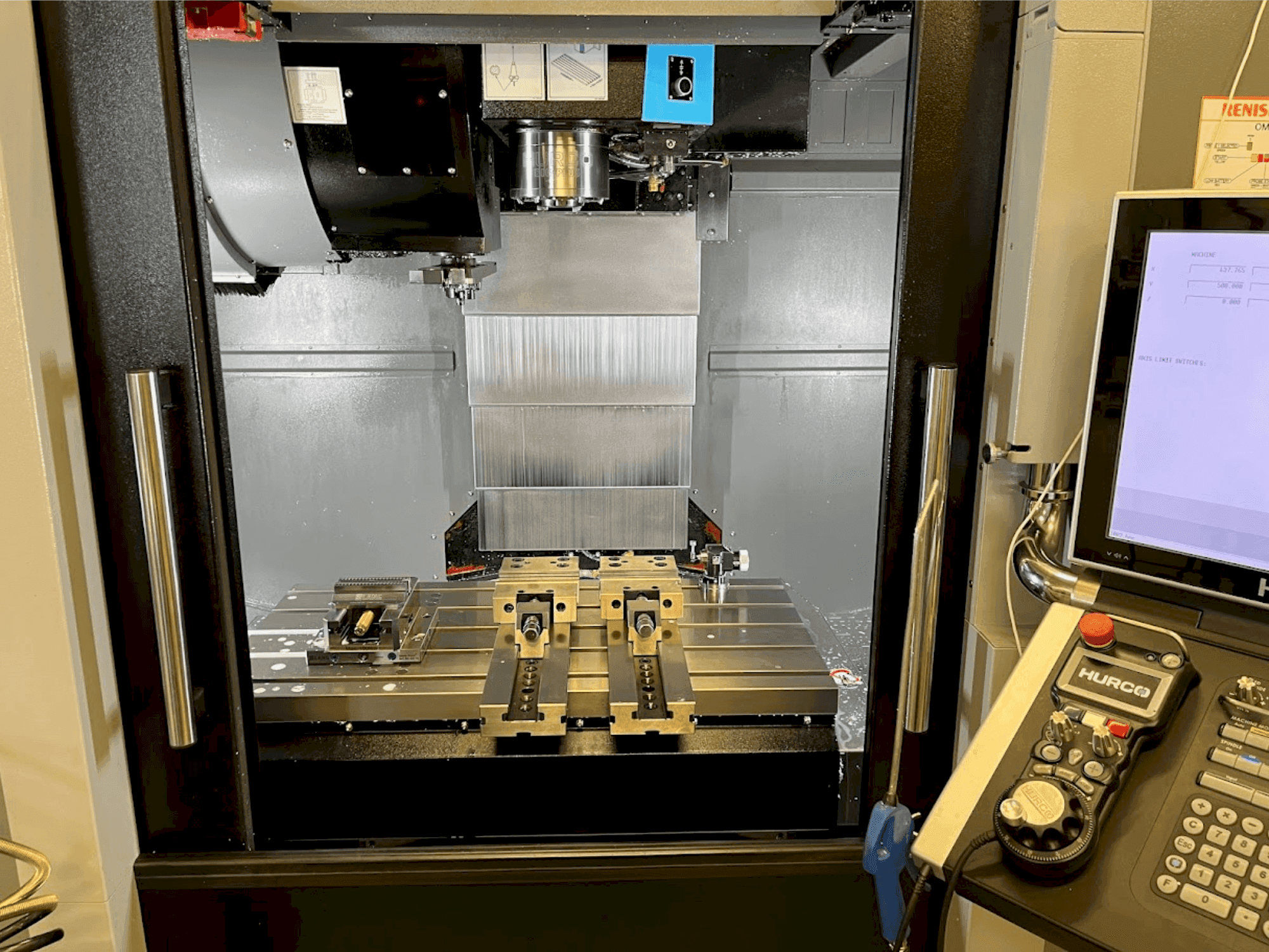 A Hurco VMX30i  gép elölnézete