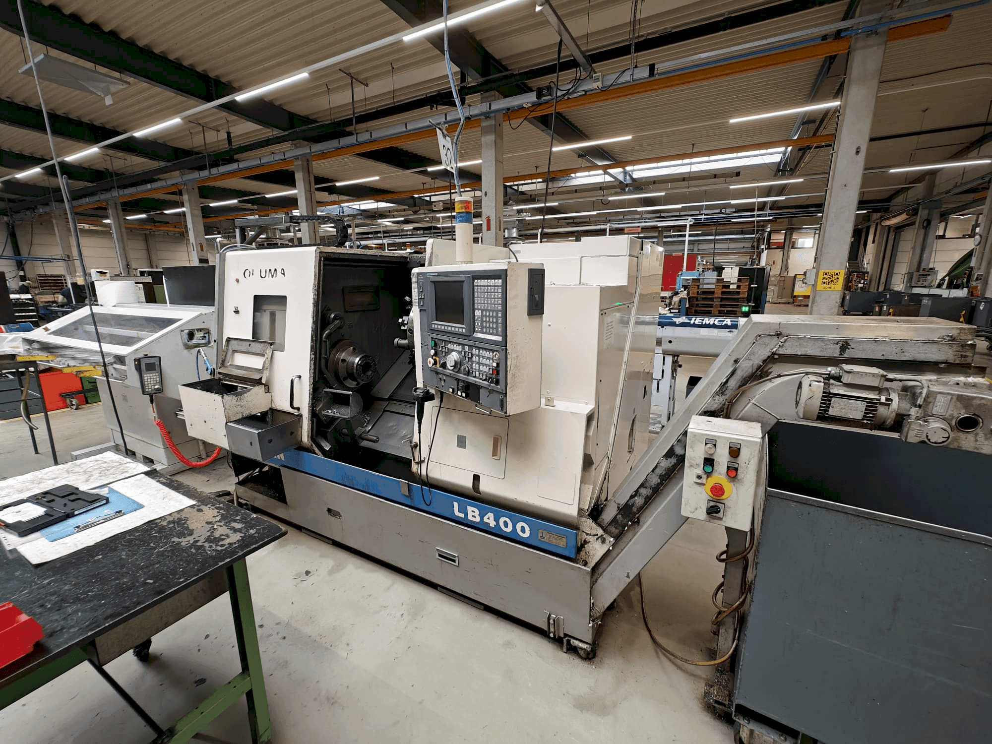 A Okuma LB400  gép elölnézete