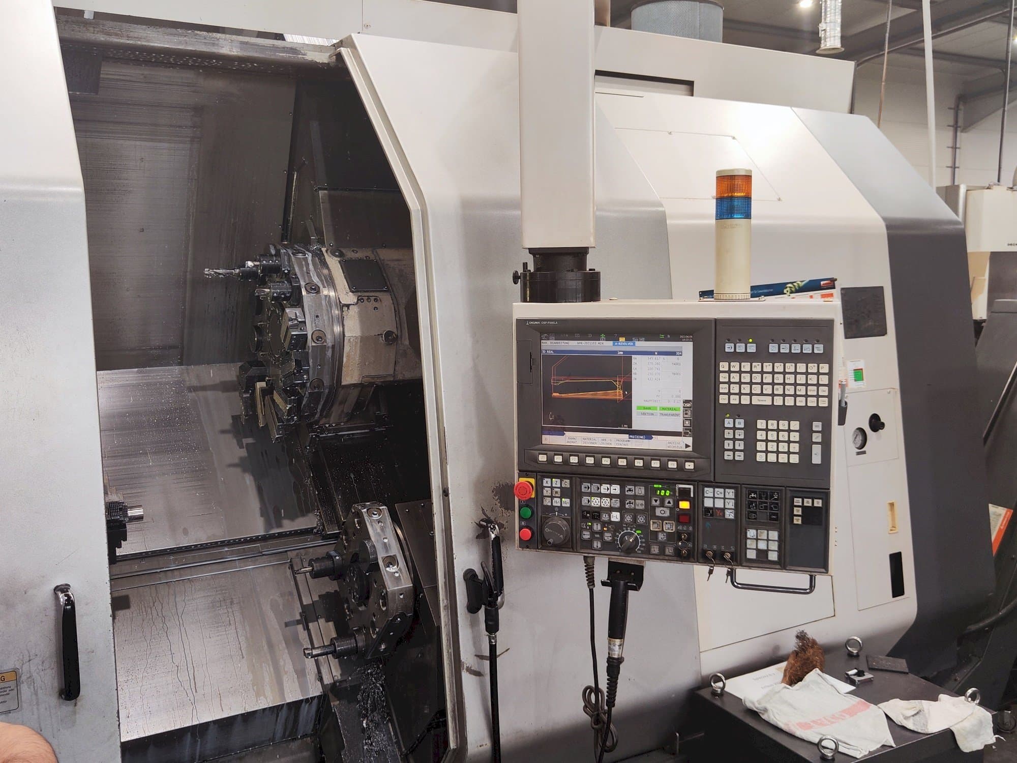 A Okuma LU 300 MY  gép elölnézete