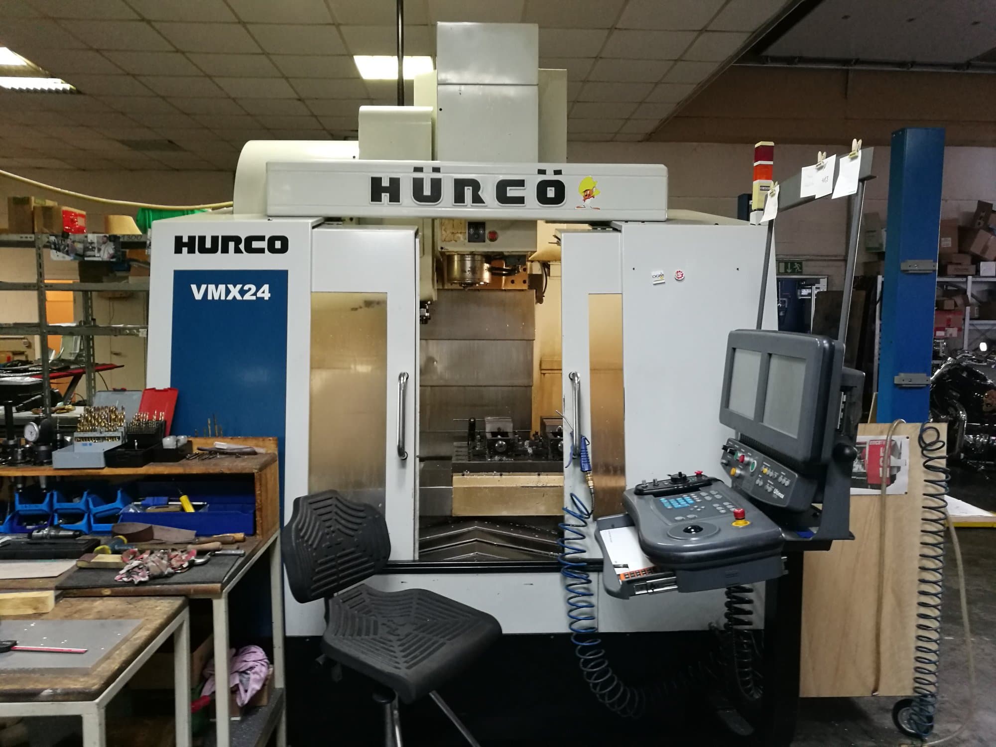 A Hurco VMX24 gép elölnézete