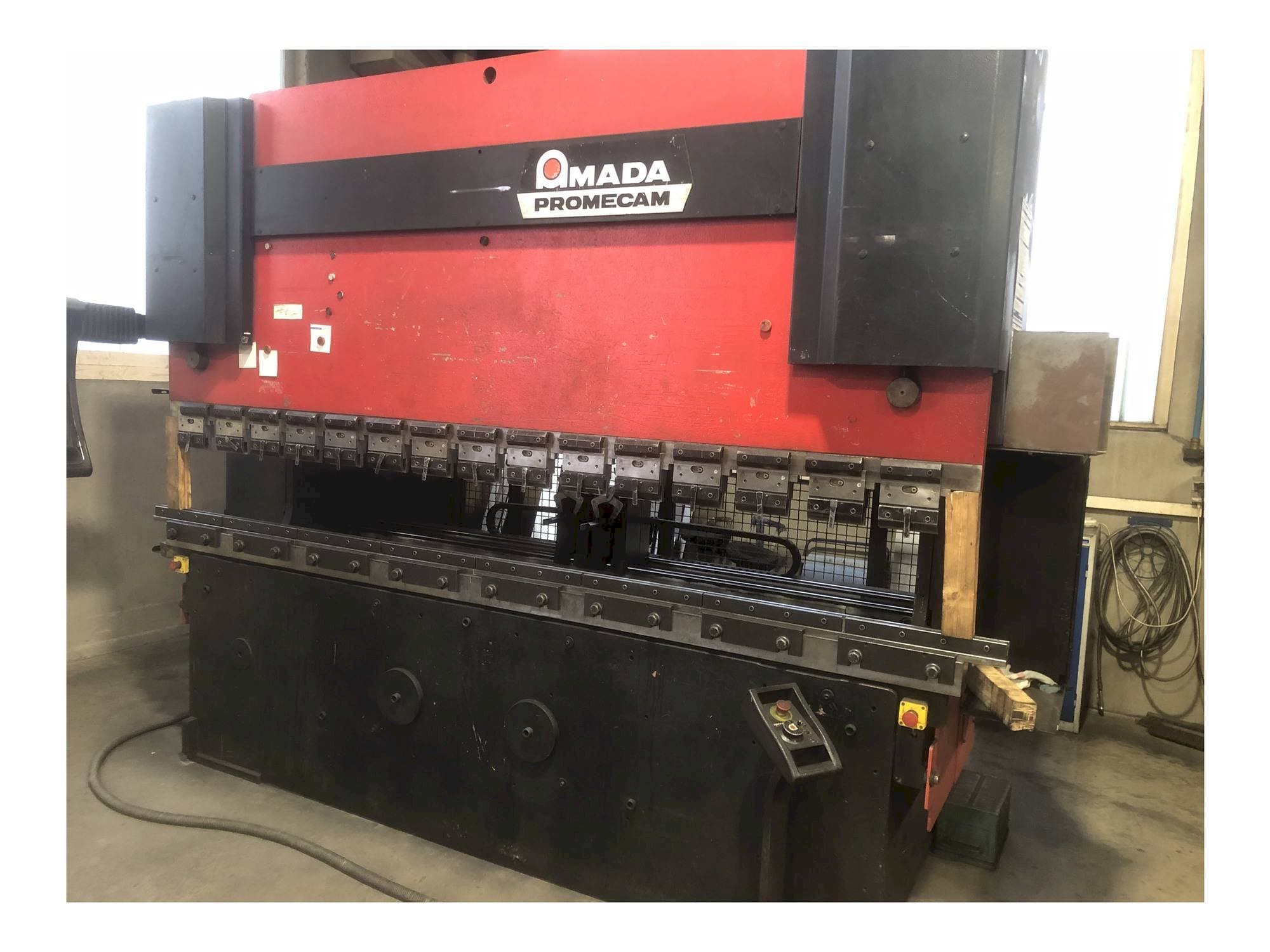A AMADA HFB 125 gép elölnézete