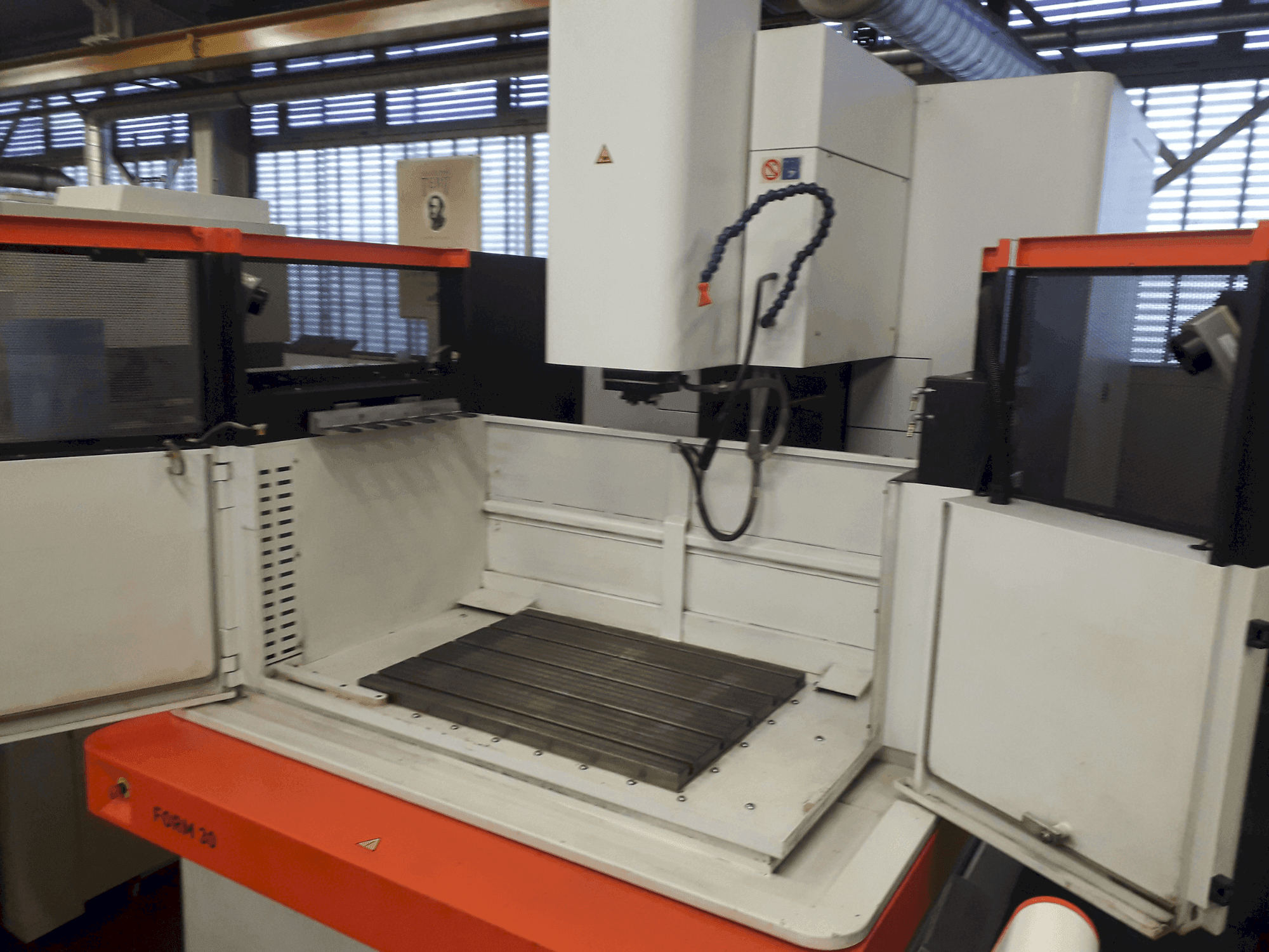 A AgieCharmilles FORM 30  gép elölnézete