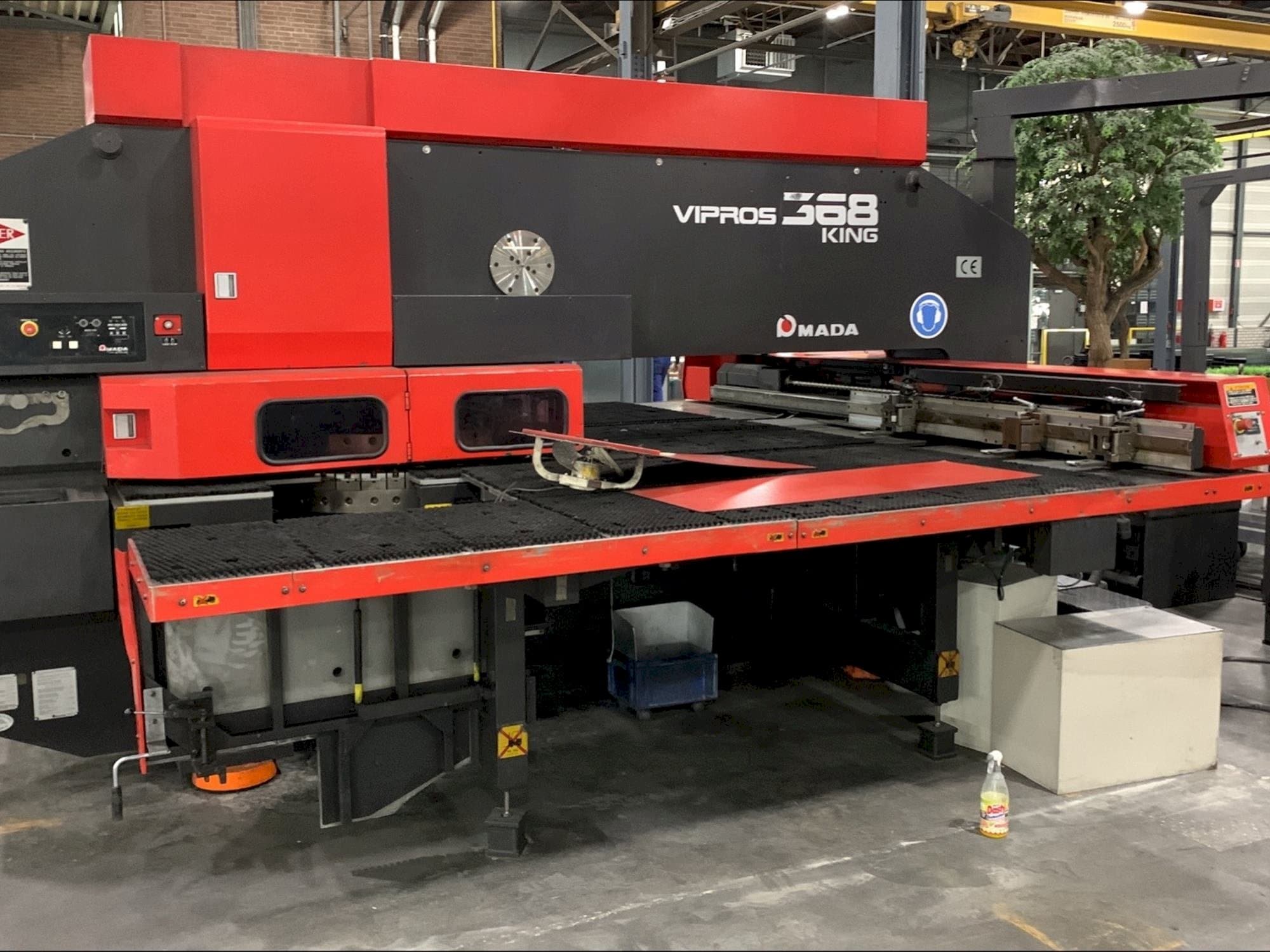 A AMADA Vipros 368 King  gép elölnézete