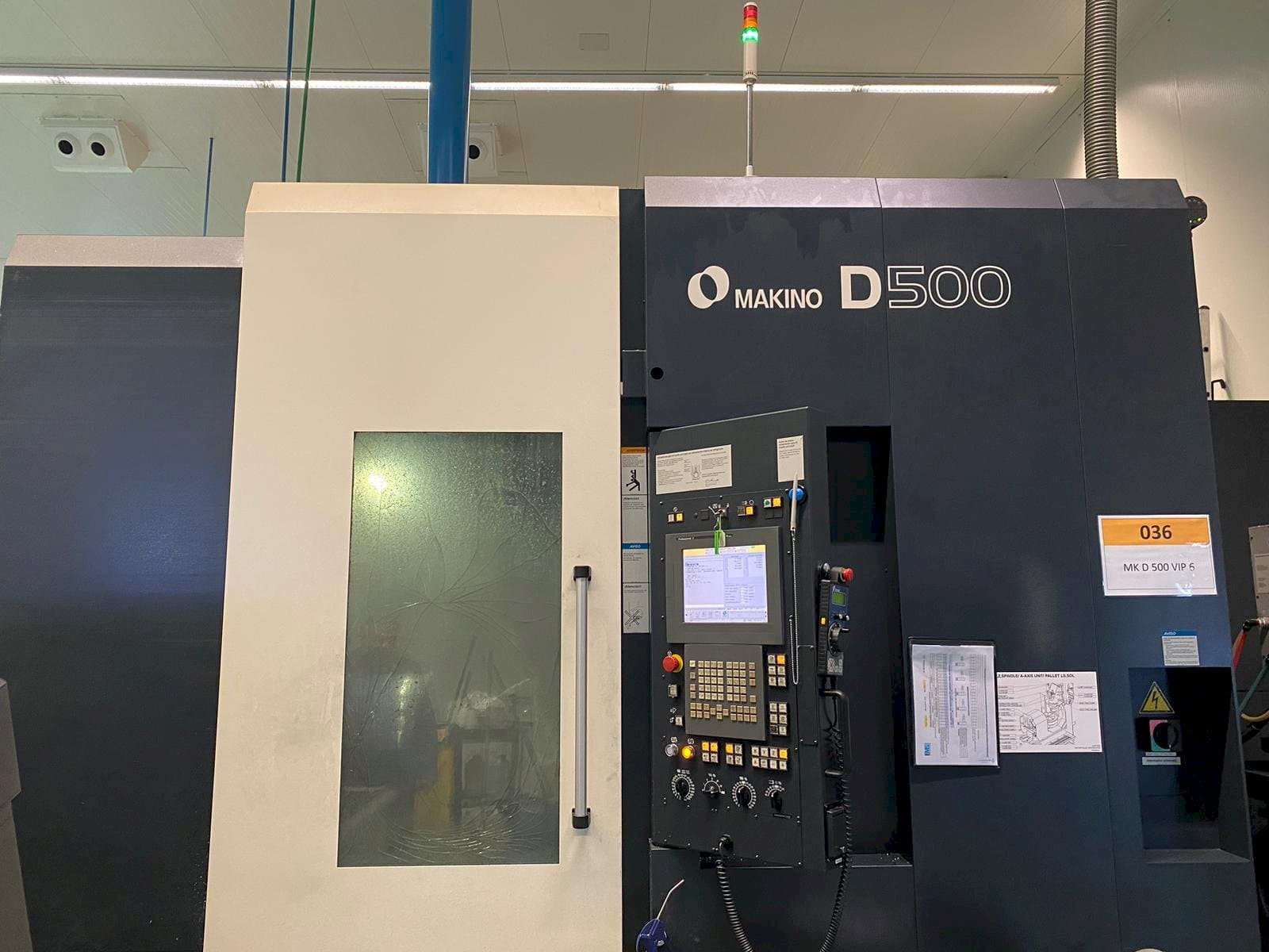 A Makino D500  gép elölnézete