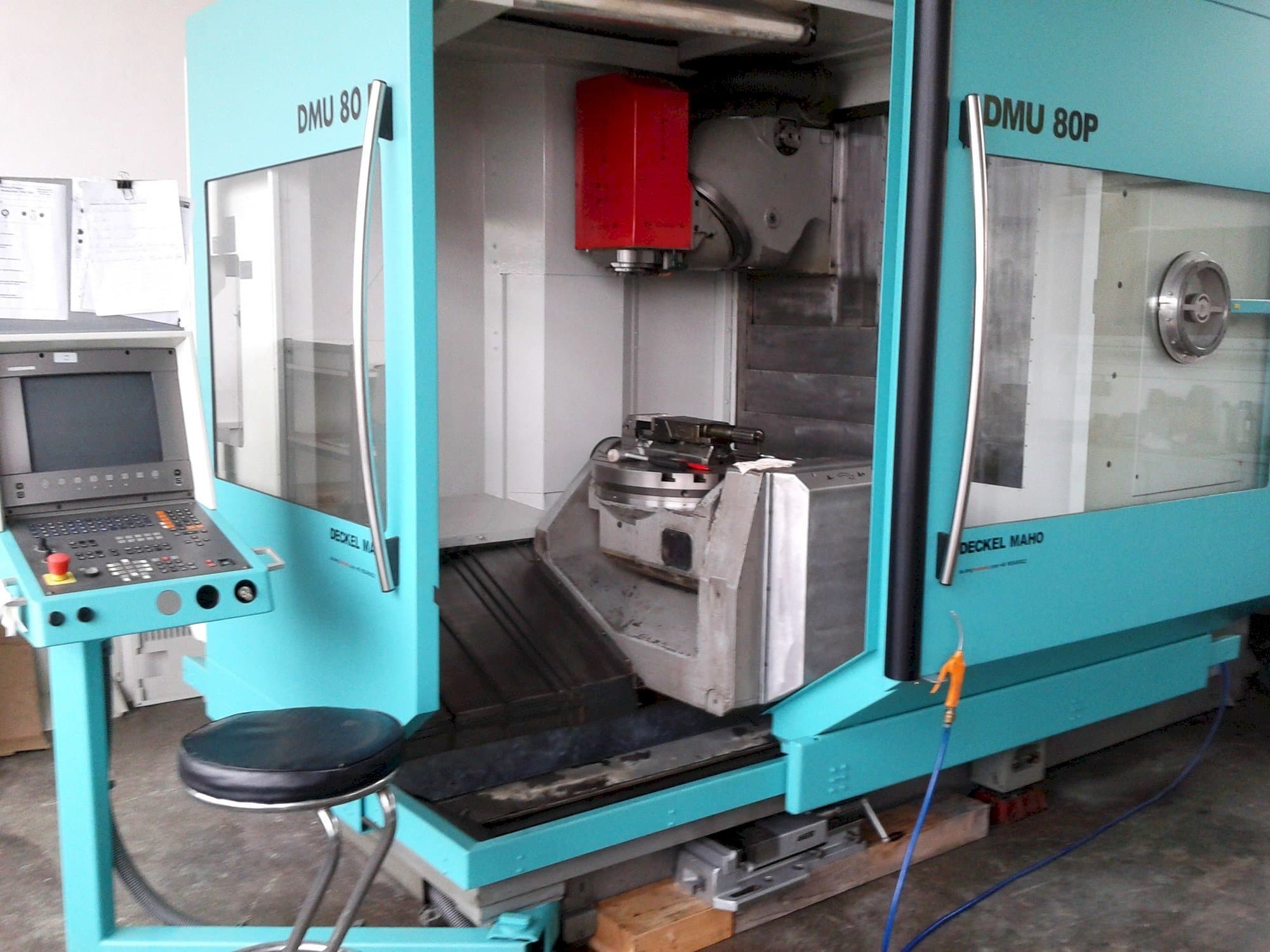 A DECKEL MAHO DMU 80P  gép elölnézete