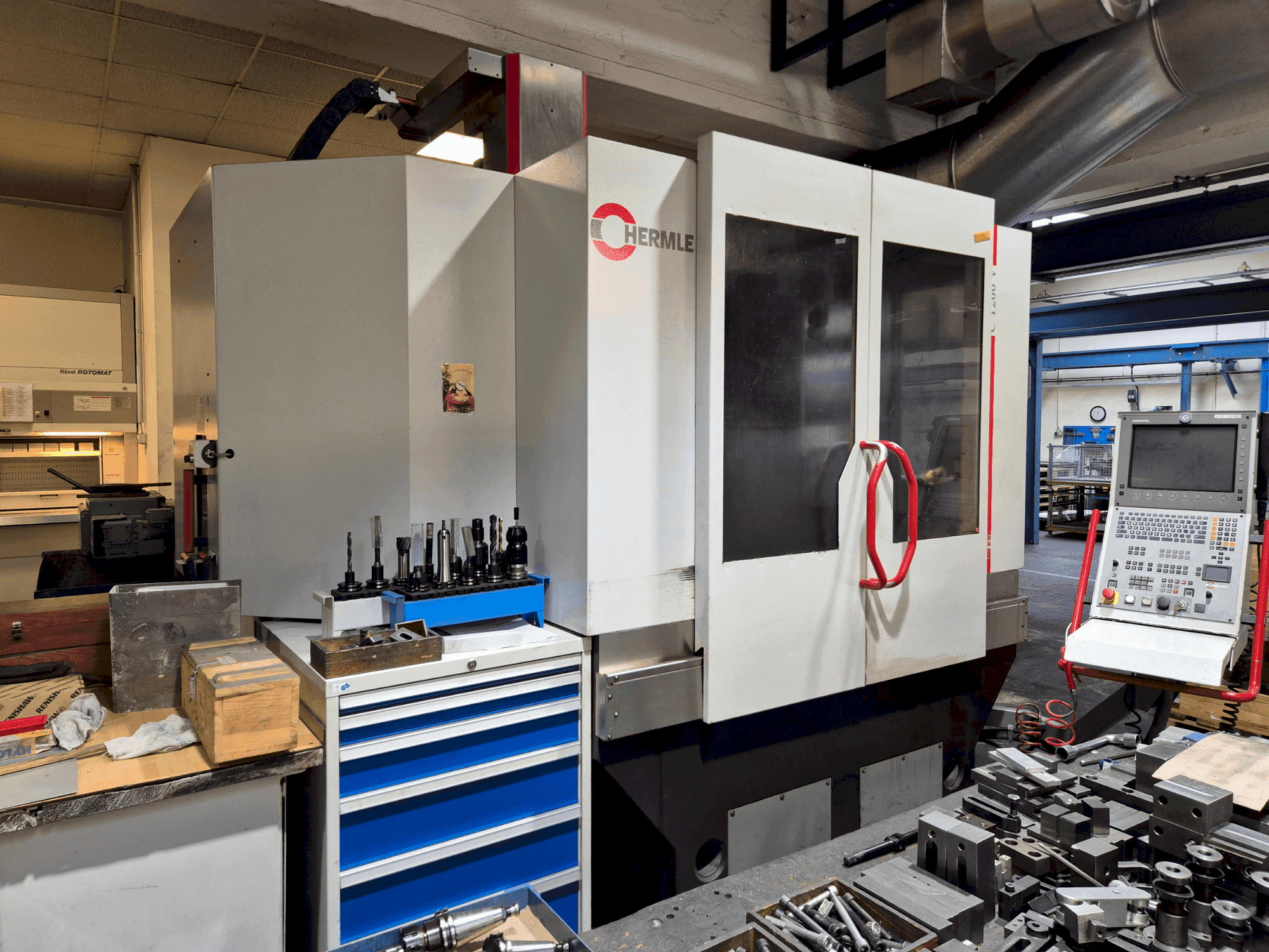 A HERMLE C 1200 V  gép elölnézete