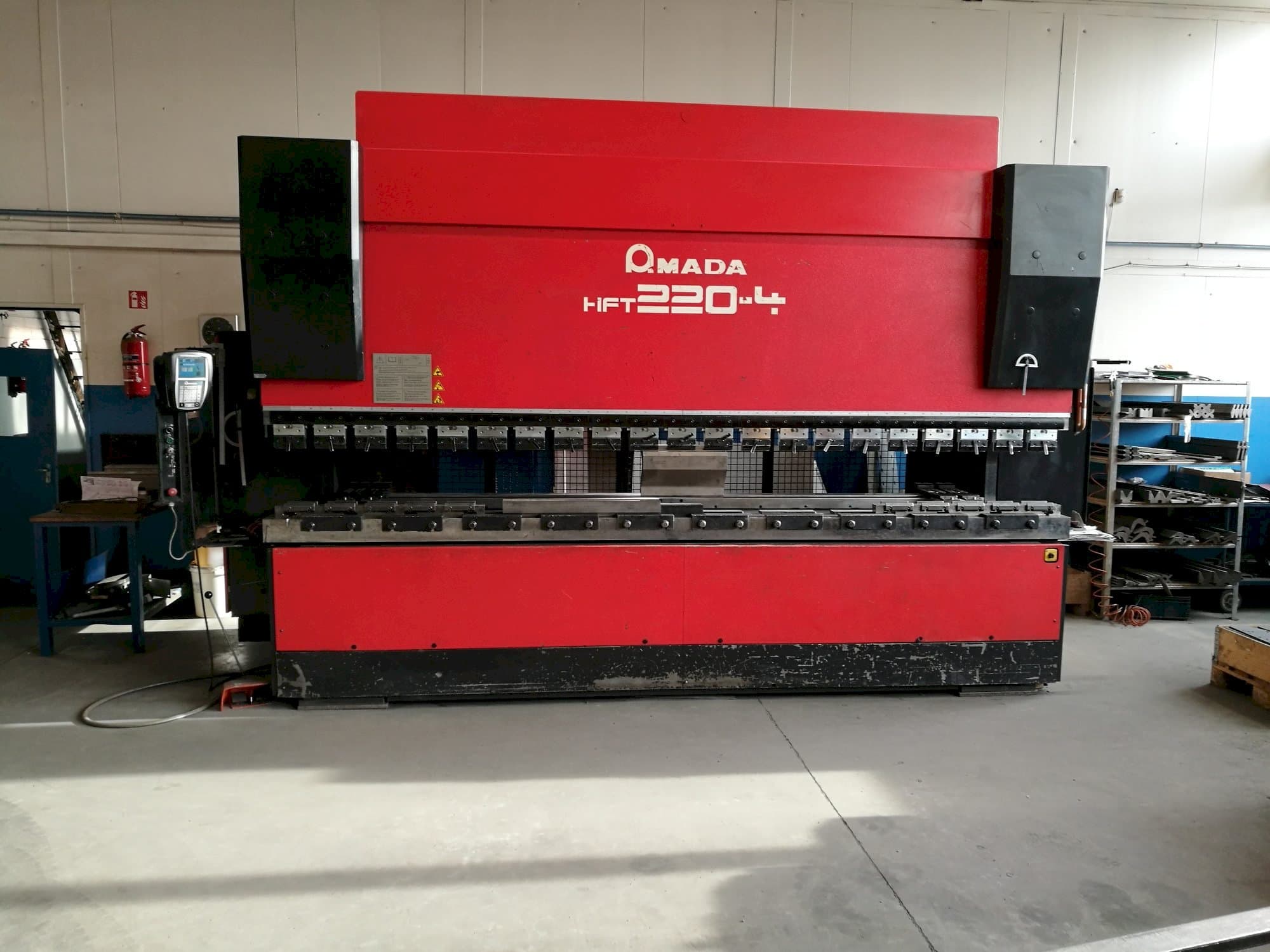 A AMADA HFT 220-4  gép elölnézete