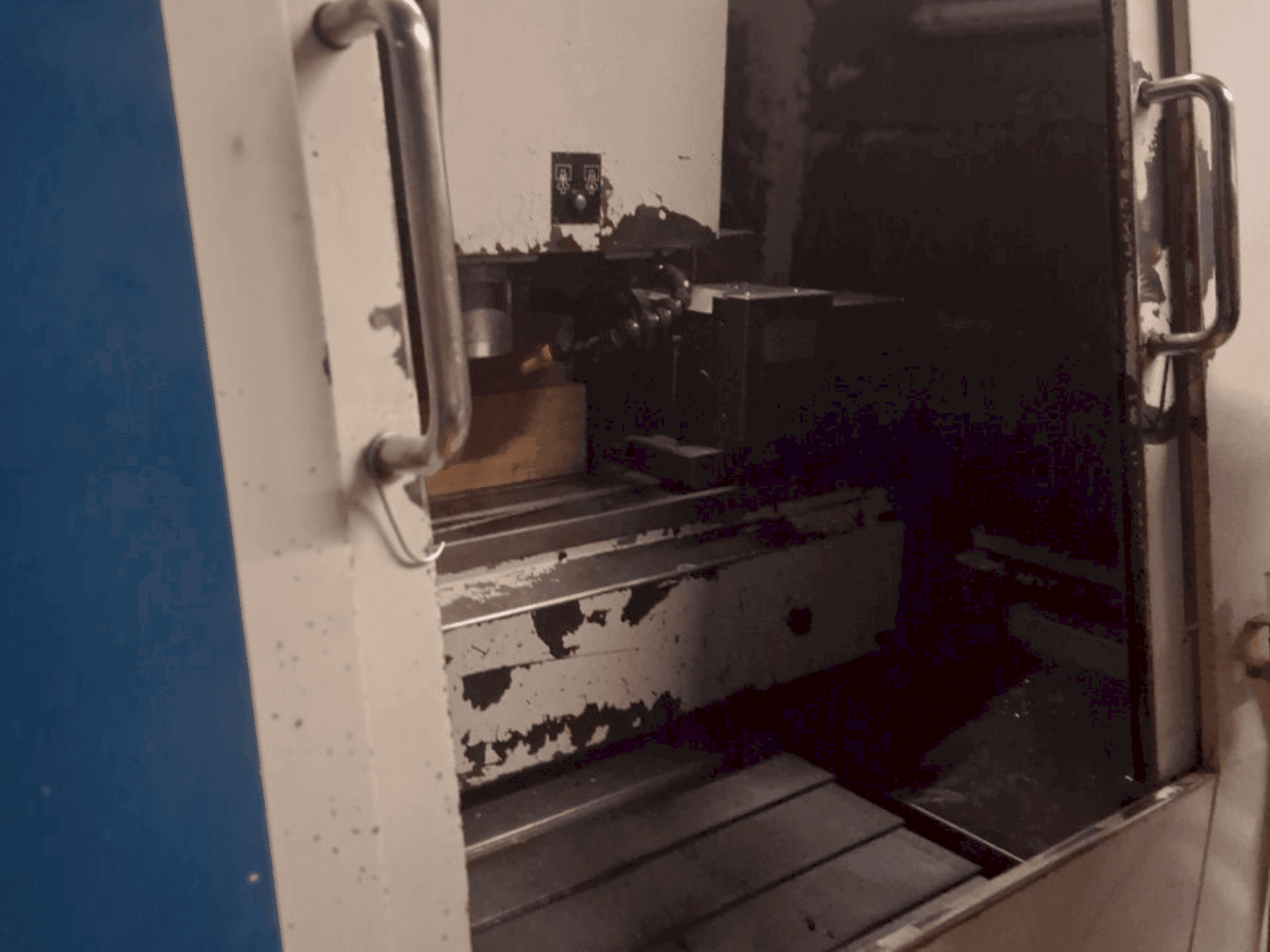 A Hurco BMC 30HT/M  gép elölnézete