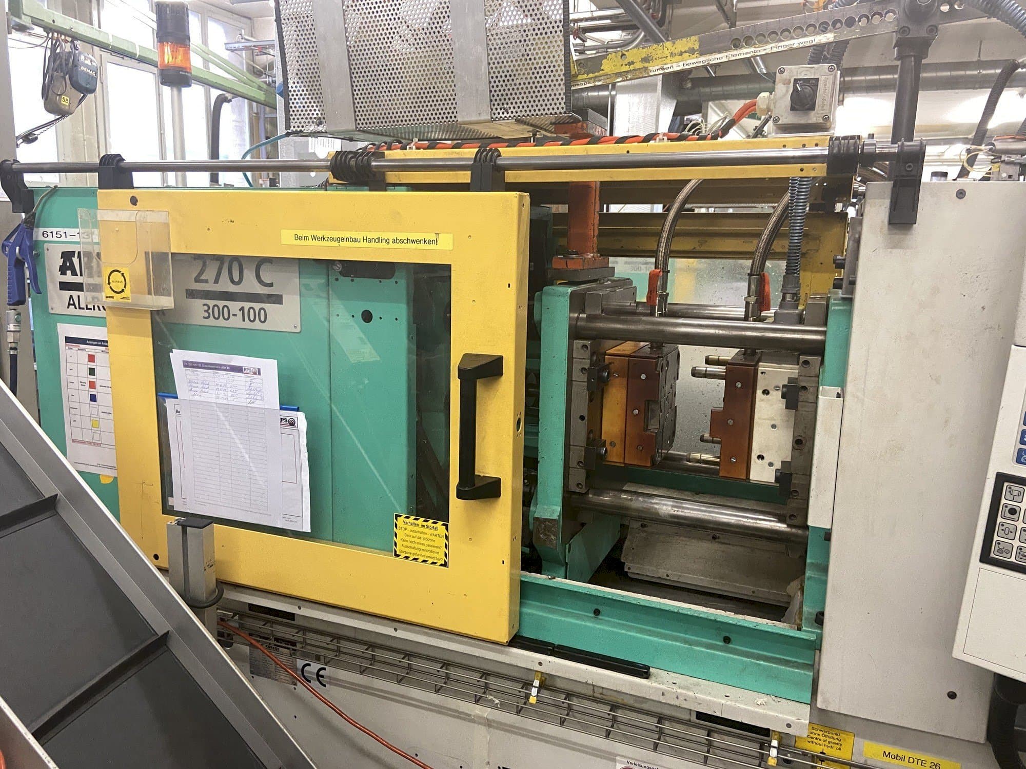 A Arburg 270 C 300-100  gép elölnézete