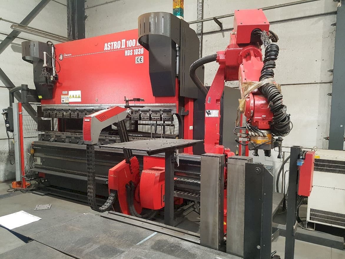 A AMADA Astro II 100NT HDS 1030  gép elölnézete