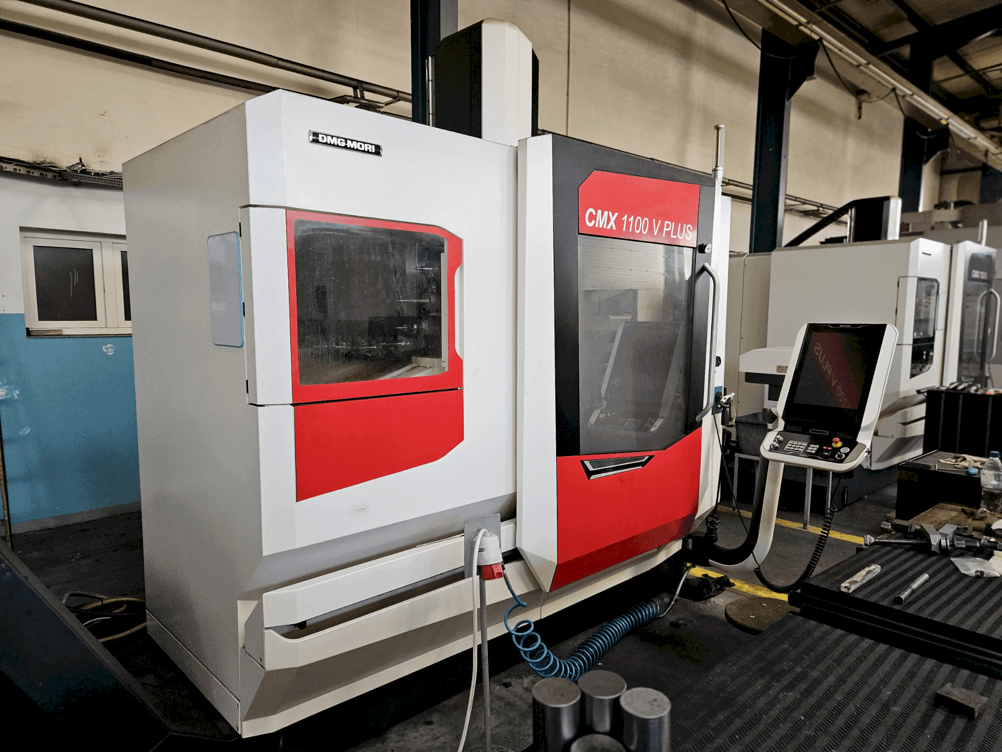 A DMG MORI CMX 1100 V  gép elölnézete