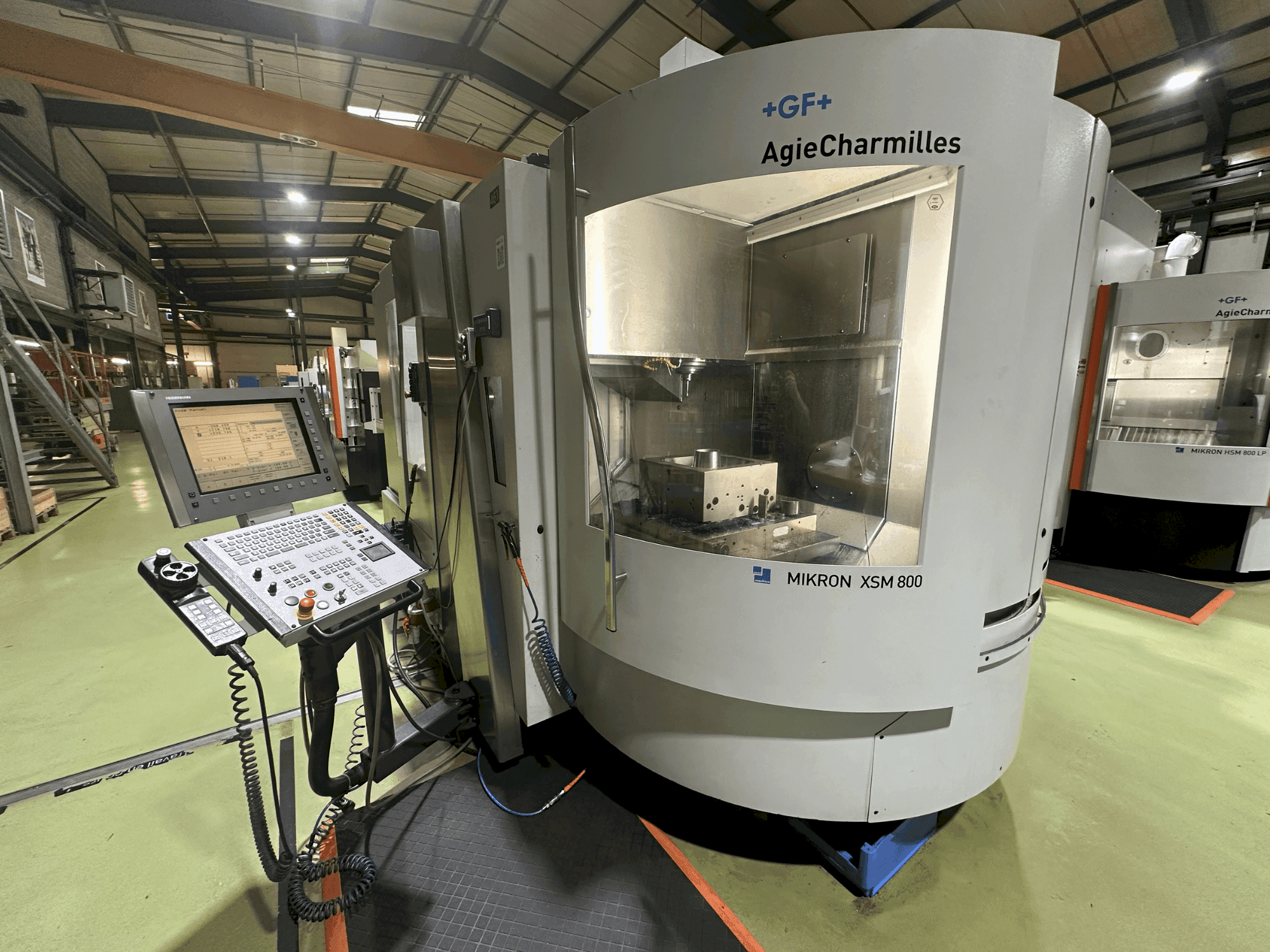 A +GF+ AgieCharmilles Mikron XSM 800  gép elölnézete