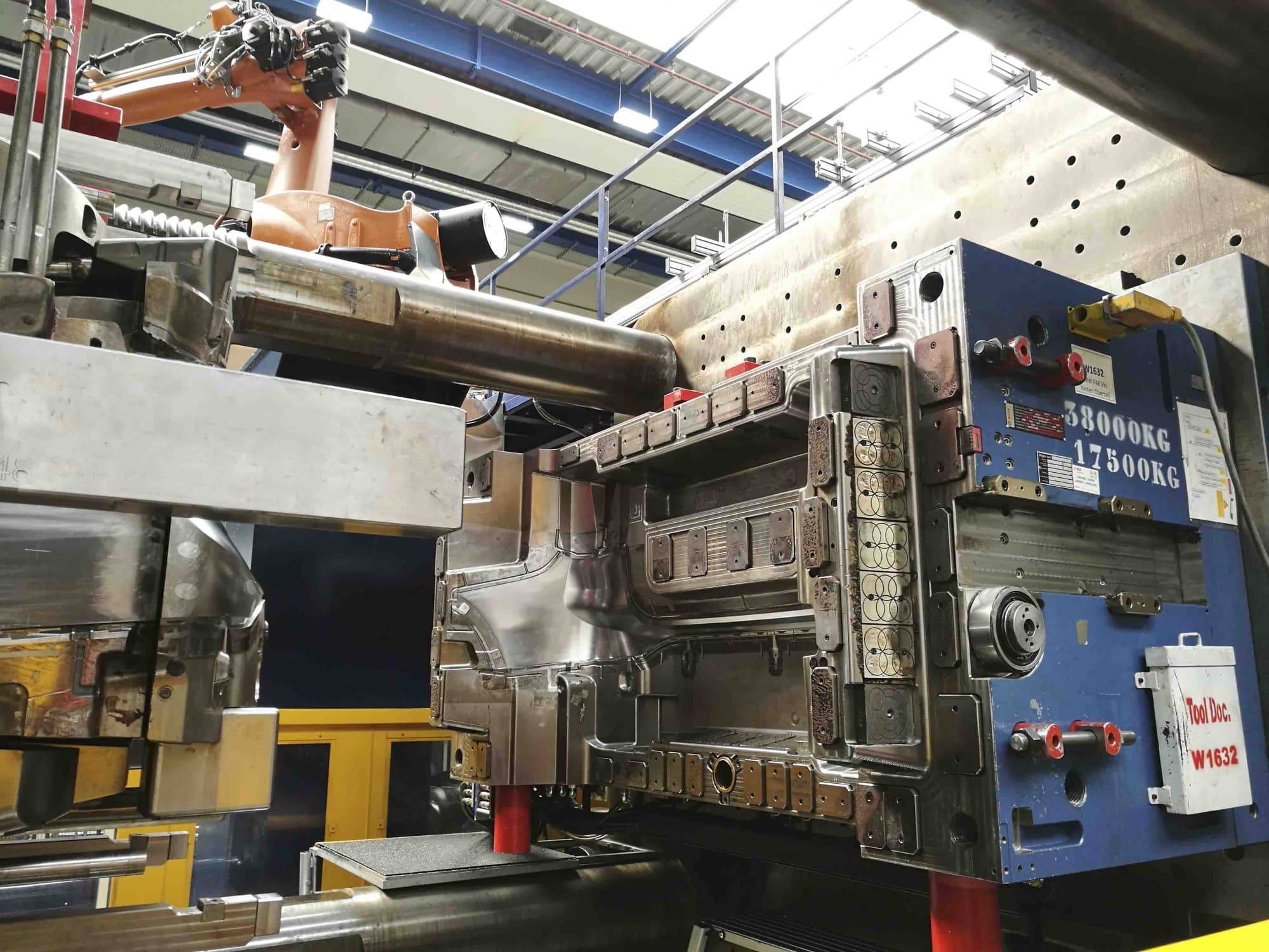 A Husky E 3650 RS 170/155  gép elölnézete