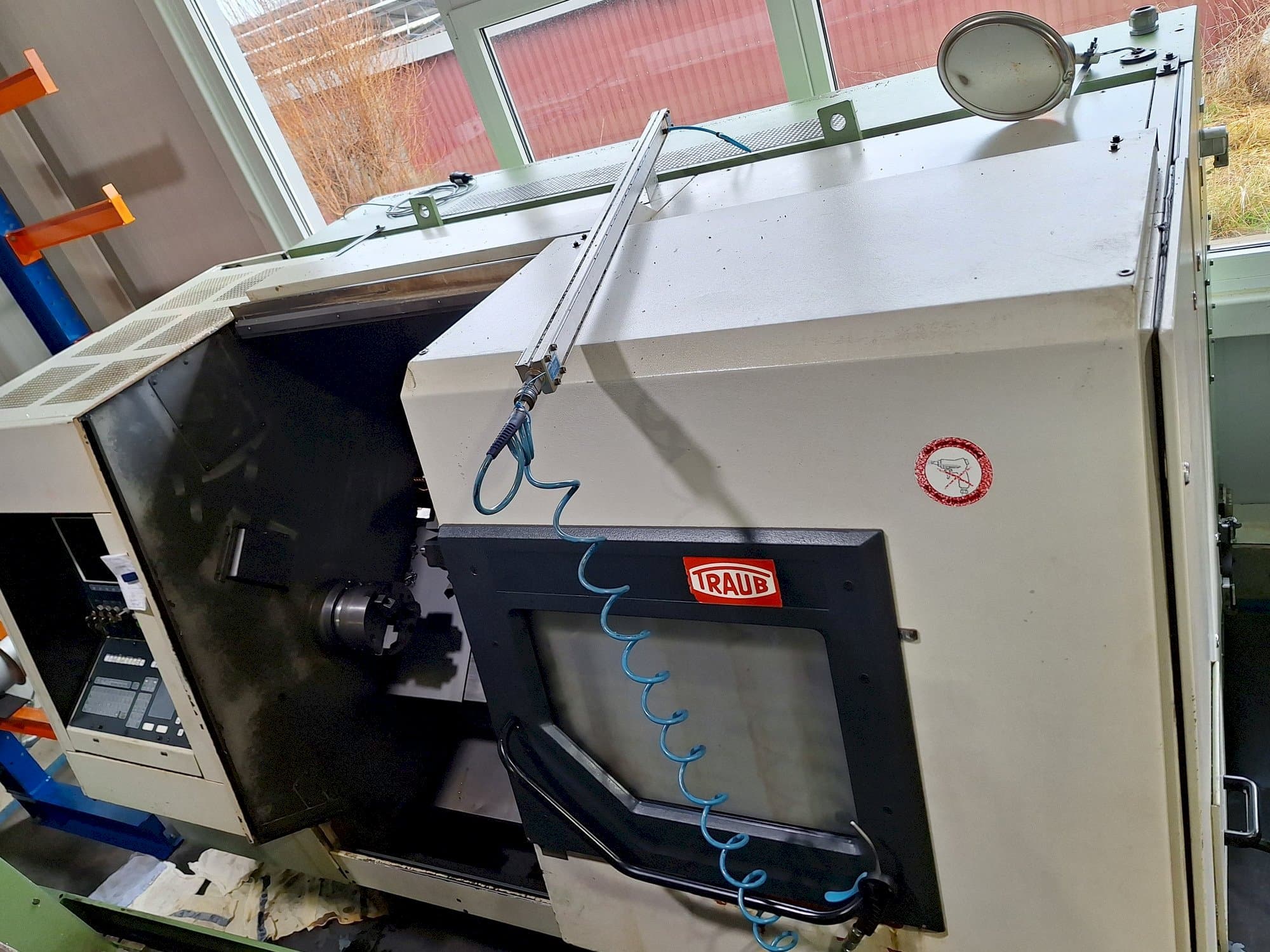 A TRAUB TND 400  gép elölnézete