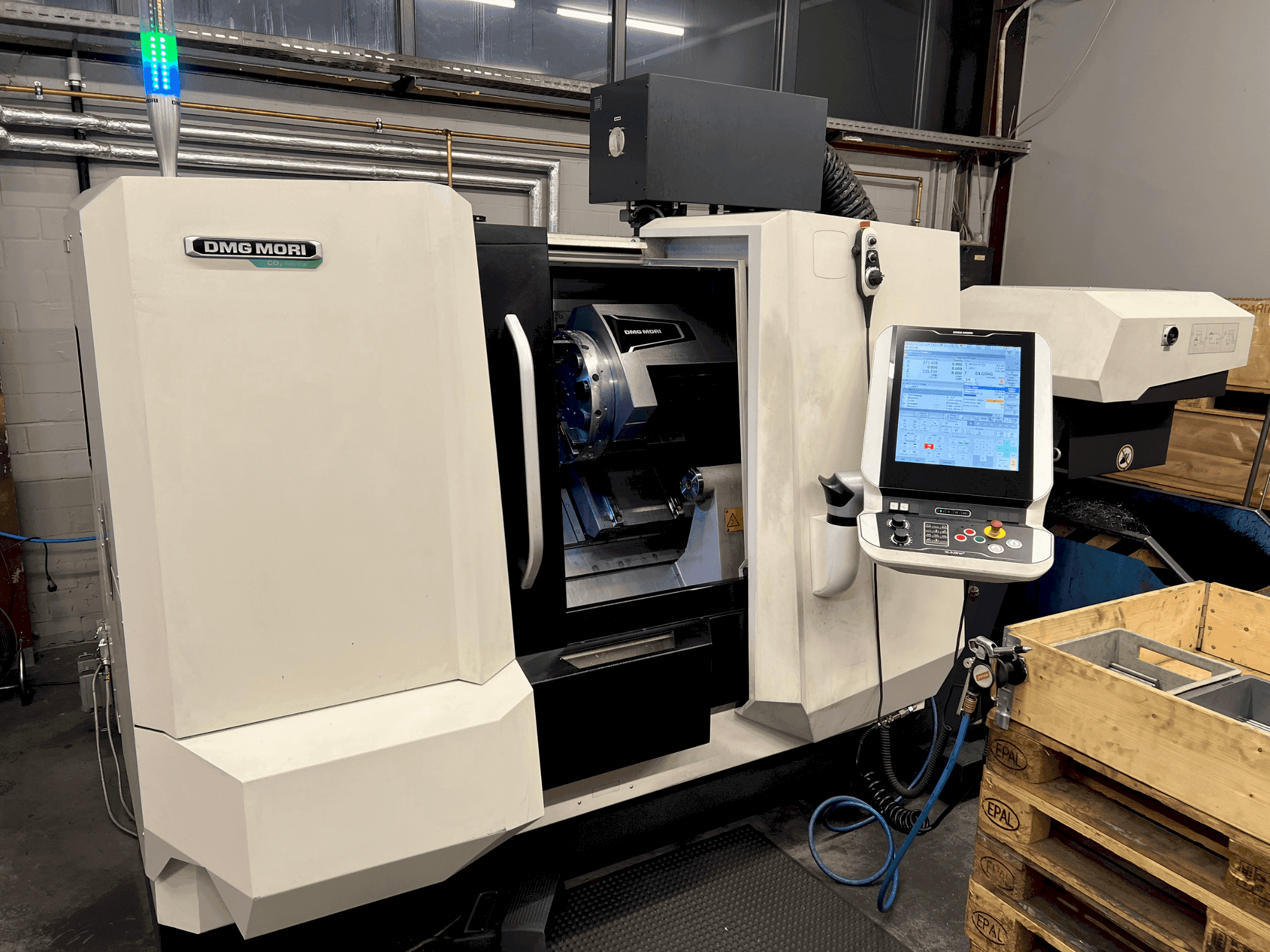 A DMG MORI CLX 350 V4  gép elölnézete