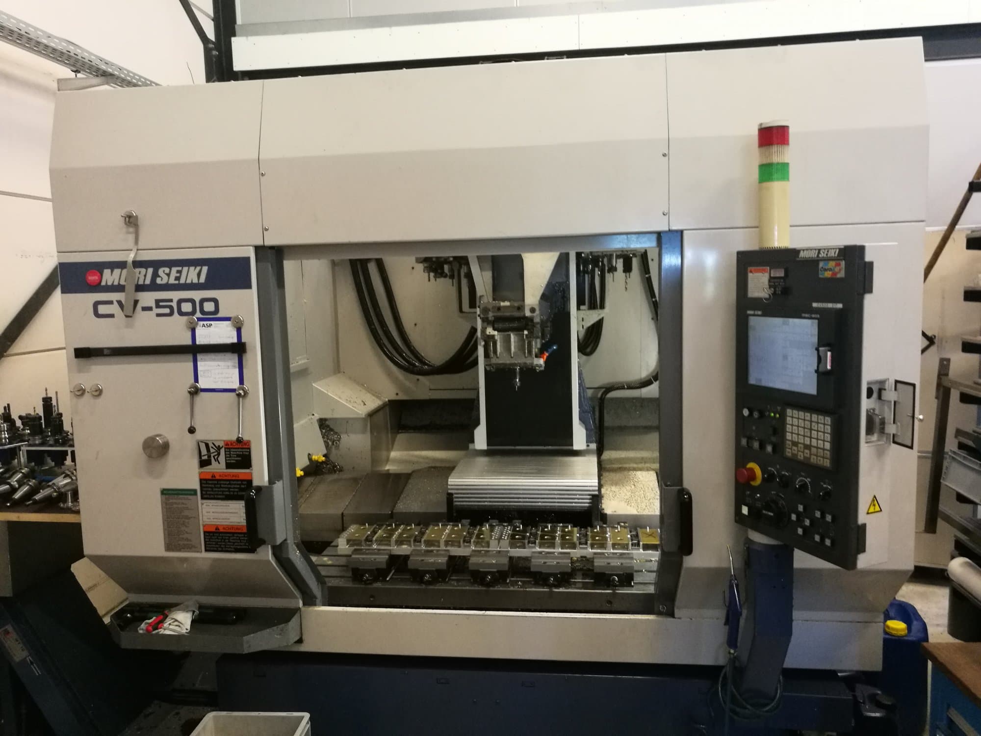 A MORI SEIKI CV-500B  gép elölnézete