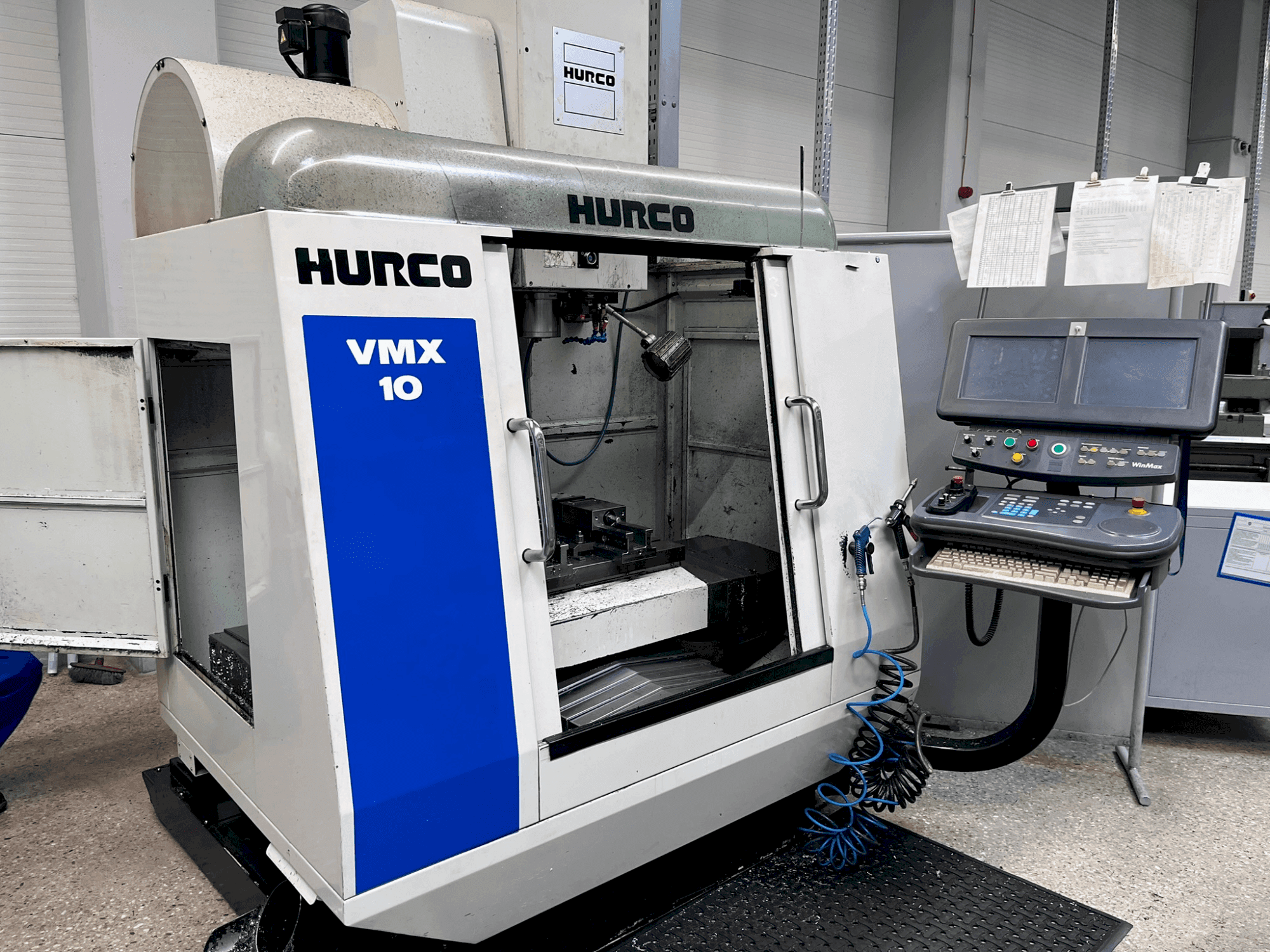 A Hurco VMX 10  gép elölnézete