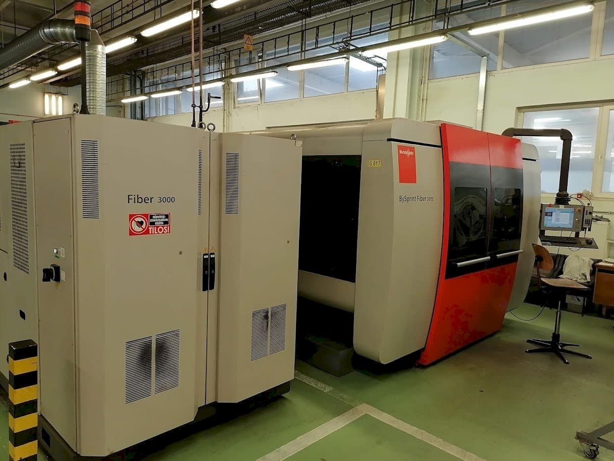 A Bystronic BySprint Fiber 3015 gép elölnézete