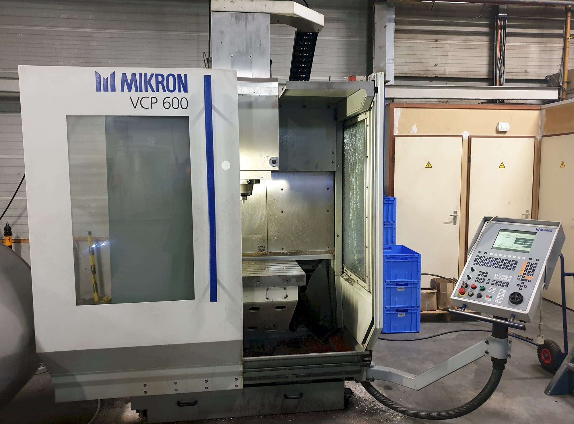 A MIKRON VCP 600 gép elölnézete