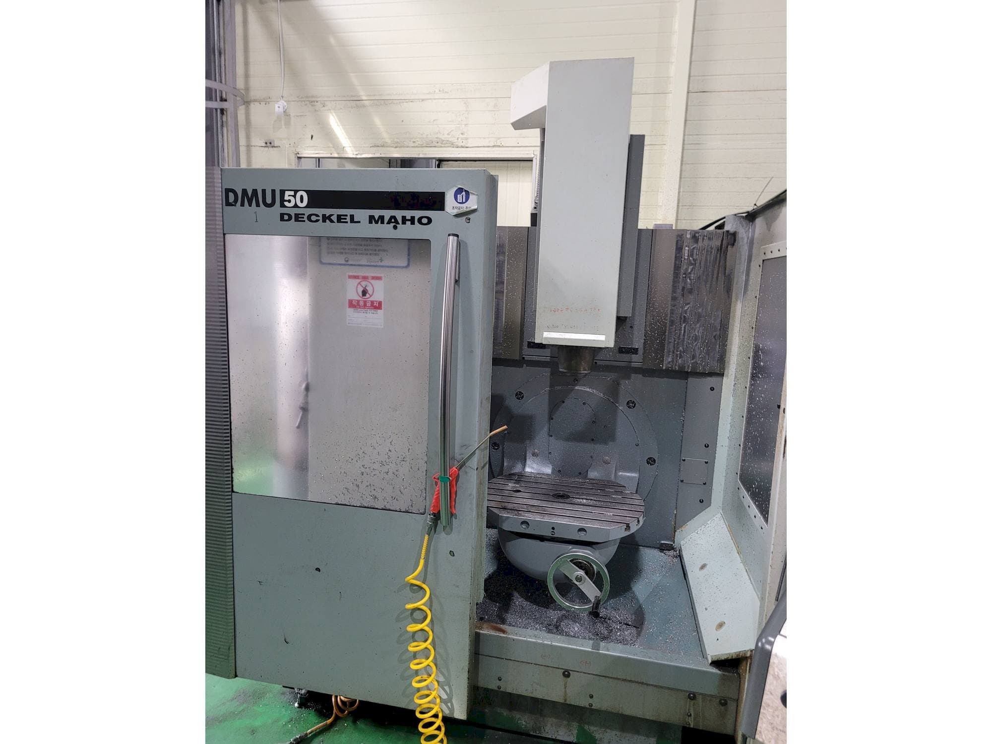 A DECKEL MAHO DMU 50  gép elölnézete