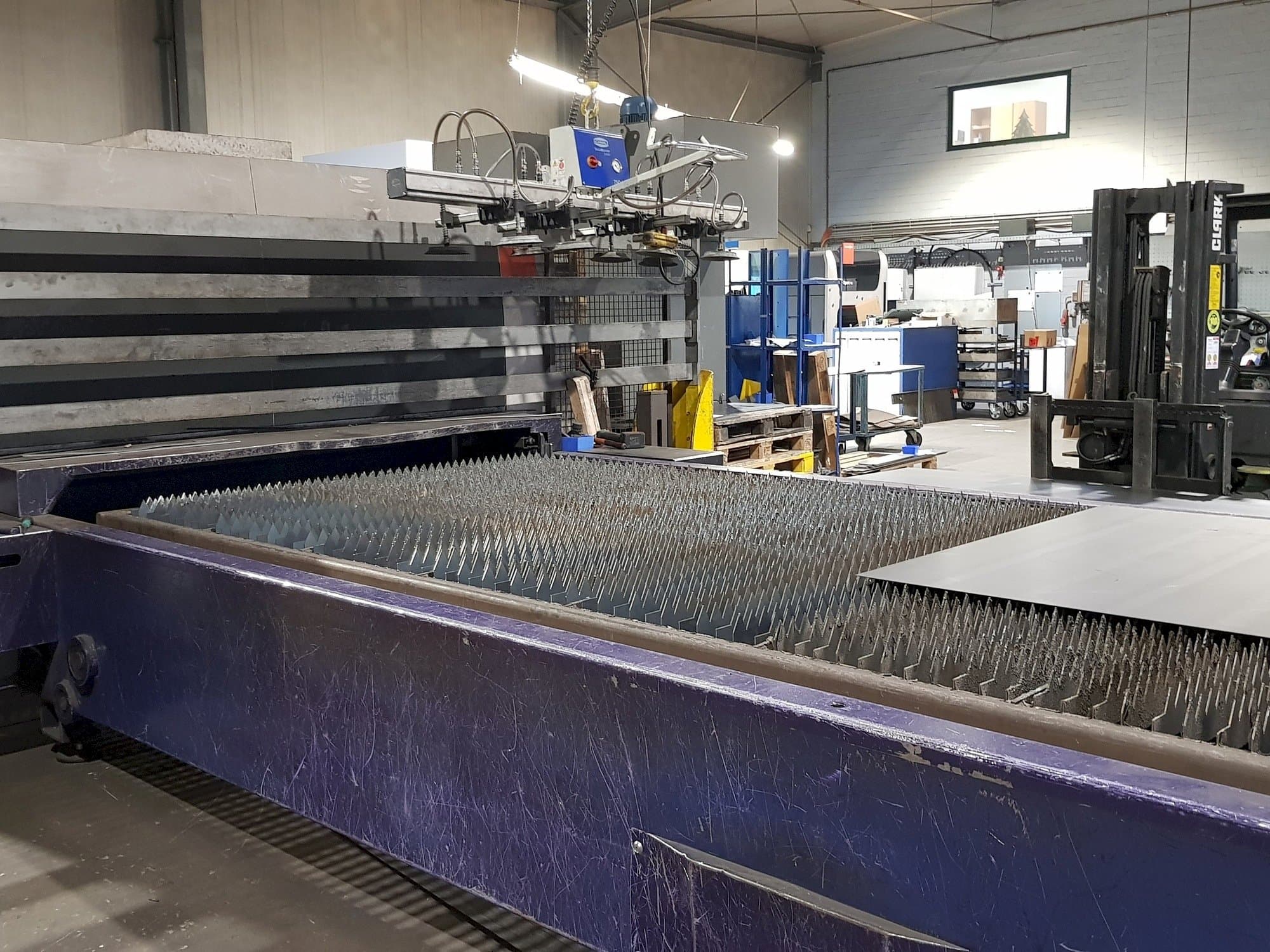 A Bystronic Fiber 4000x2000 gép elölnézete