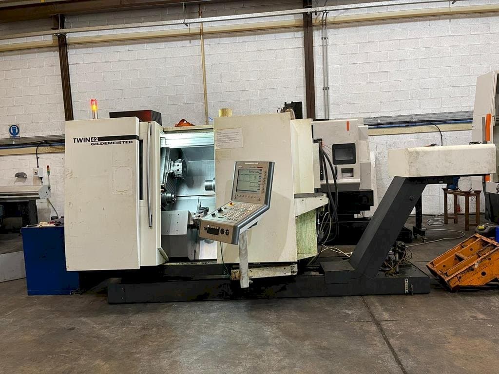 A DMG GILDEMEISTER TWIN 42 Rg1 gép elölnézete