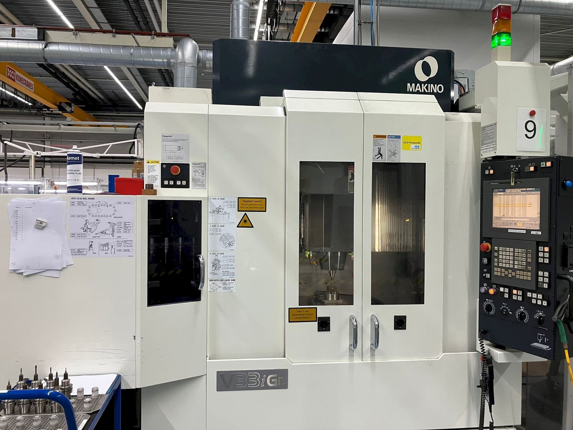 A Makino V33i Graphite  gép elölnézete