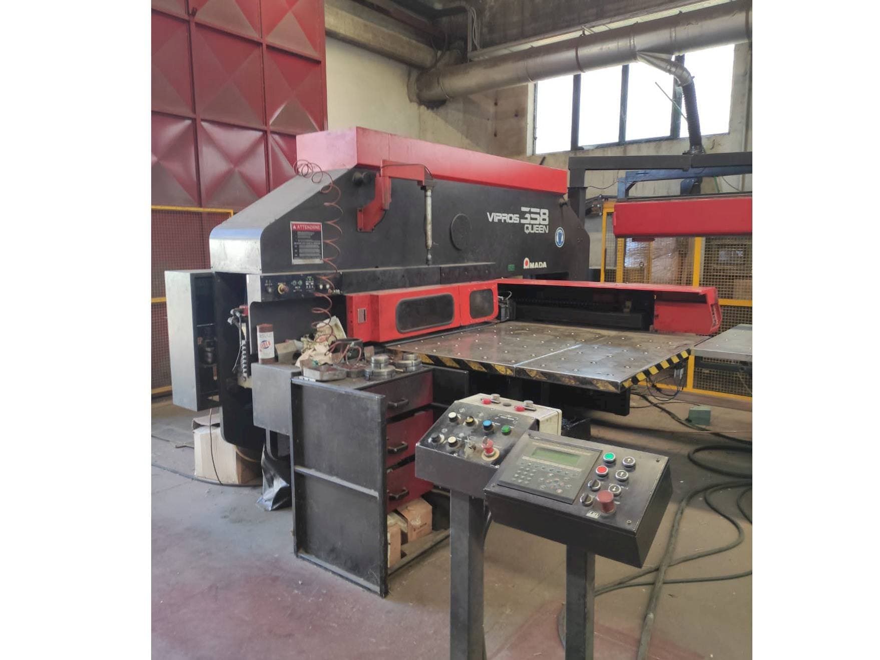 A AMADA VIPROS 358  gép elölnézete