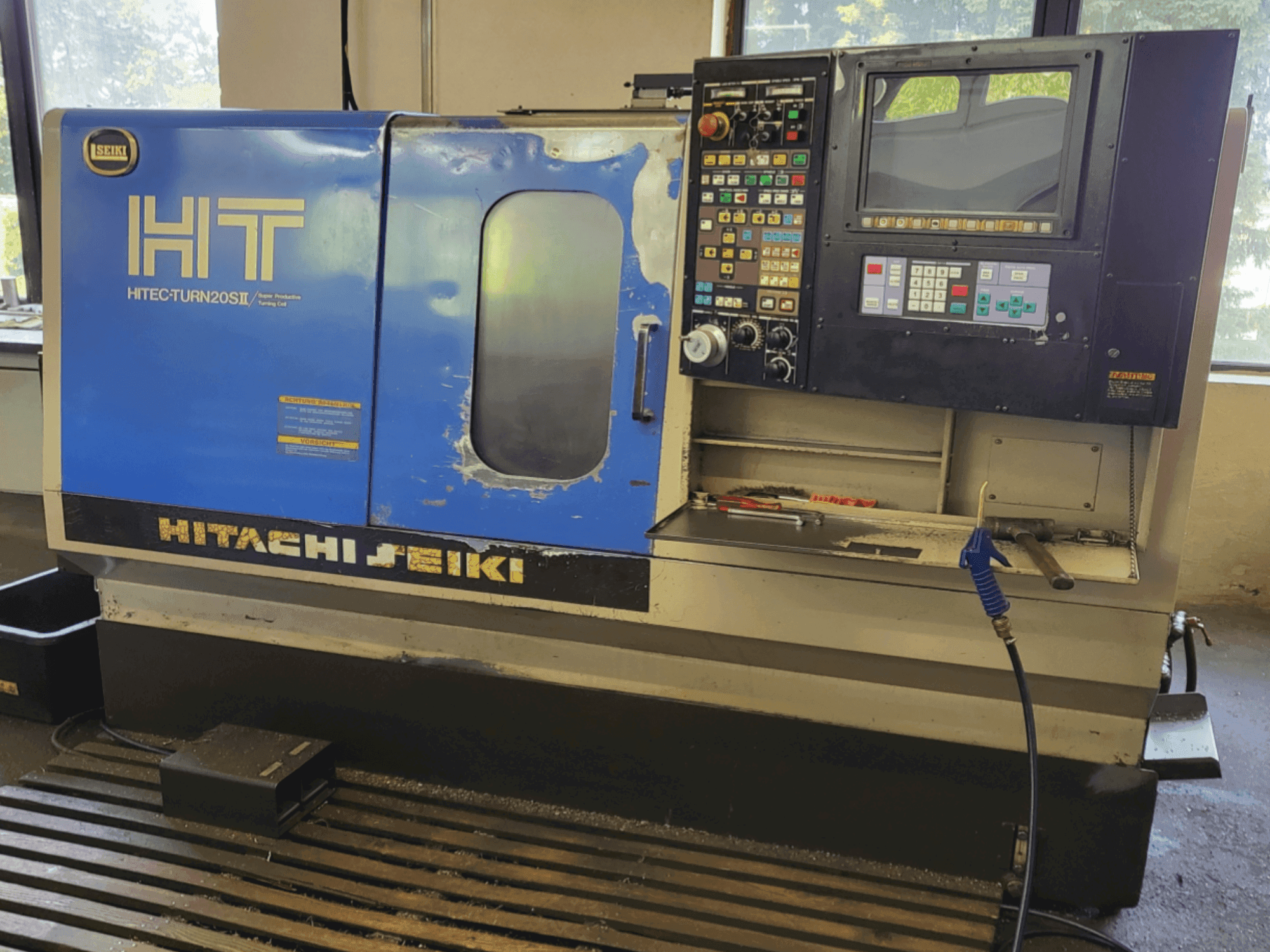 A HITACHI SEIKI HT 20SII  gép elölnézete