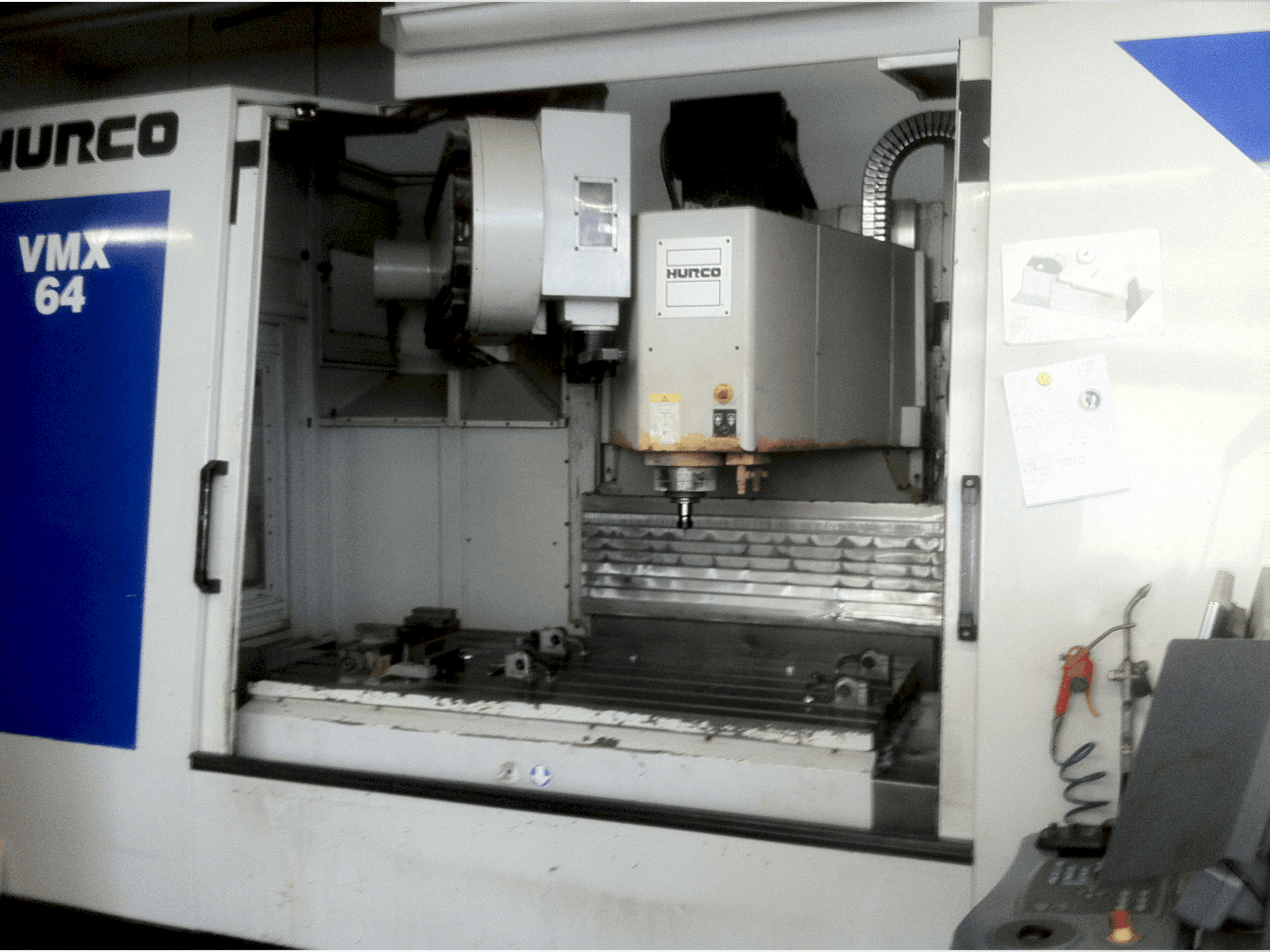 A Hurco VMX 64/50T gép elölnézete