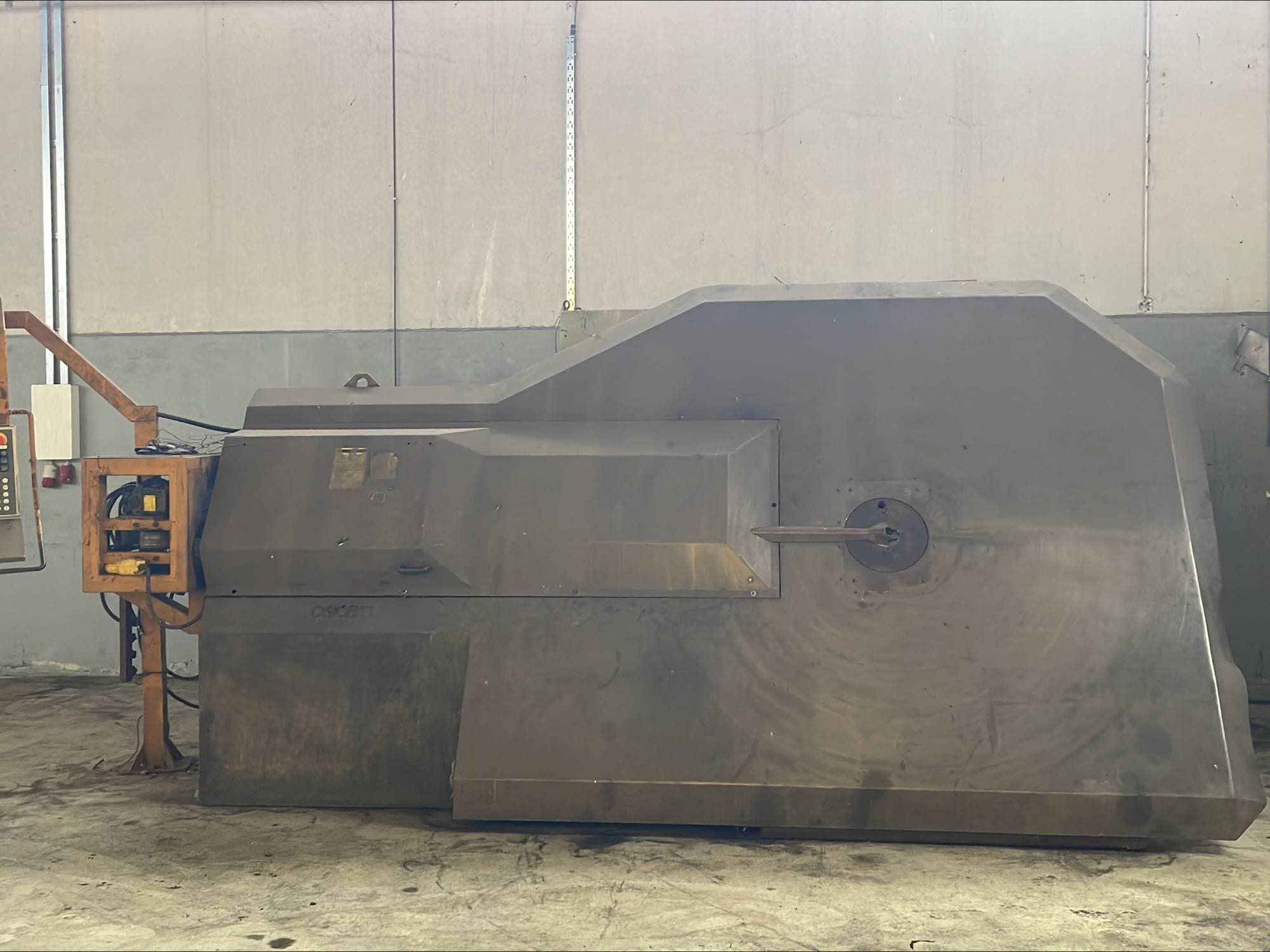 A OSCAM MULTIBEND 16  gép elölnézete