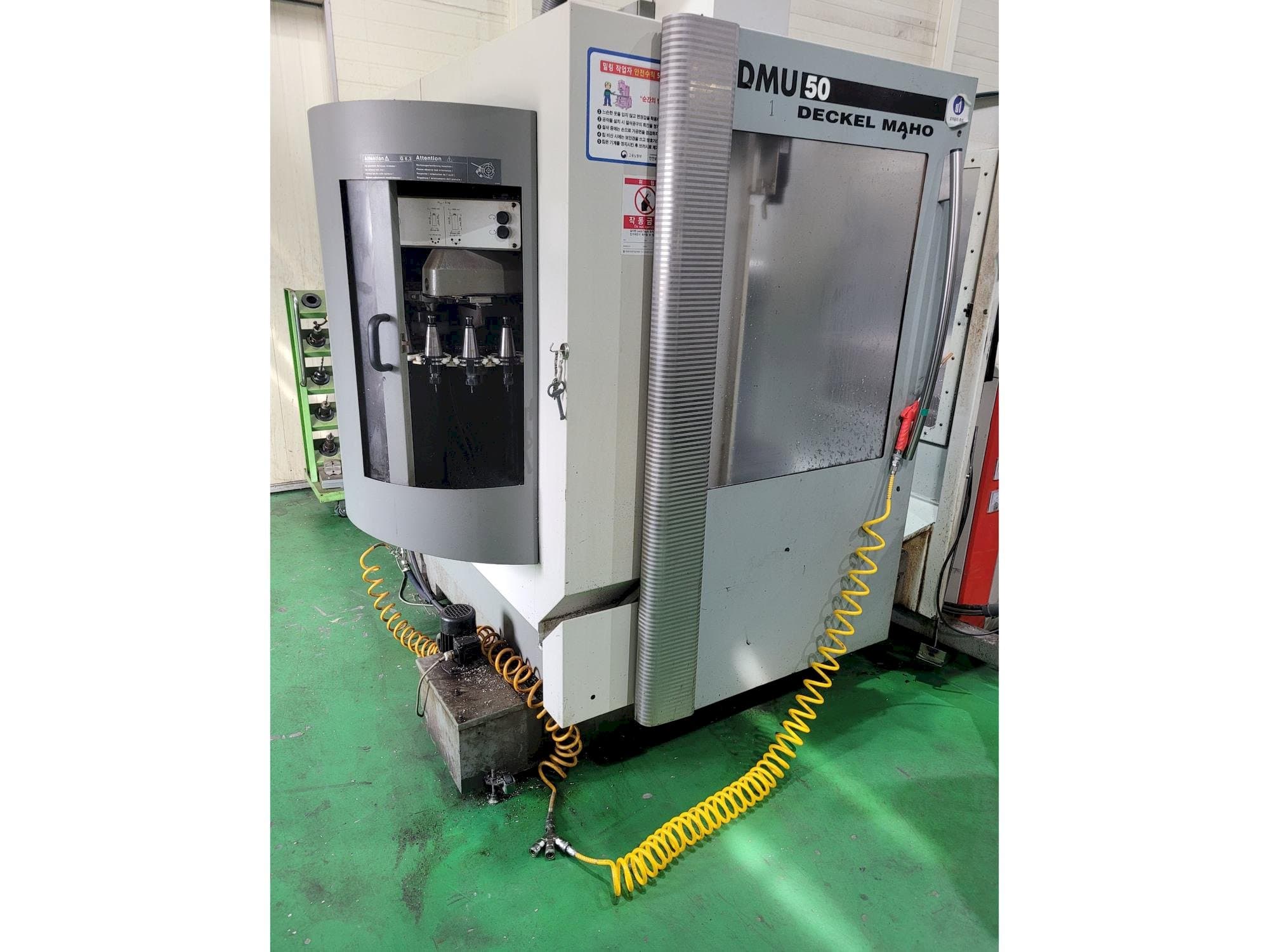 A DECKEL MAHO DMU 50  gép elölnézete