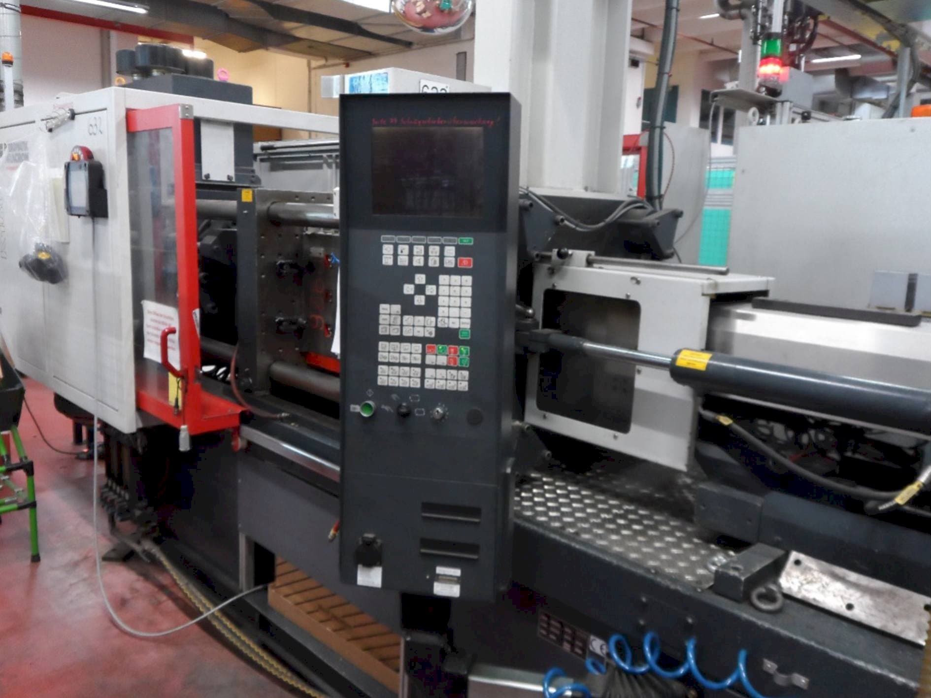 A FERROMATIK MILACRON K-Tec 160S  gép elölnézete