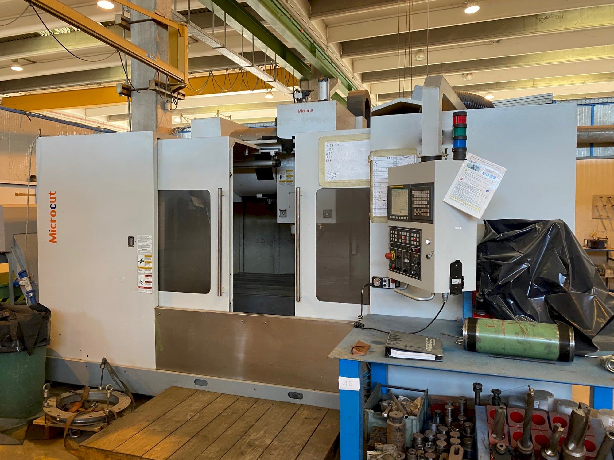 A MICROCUT VMC-1600F  gép elölnézete