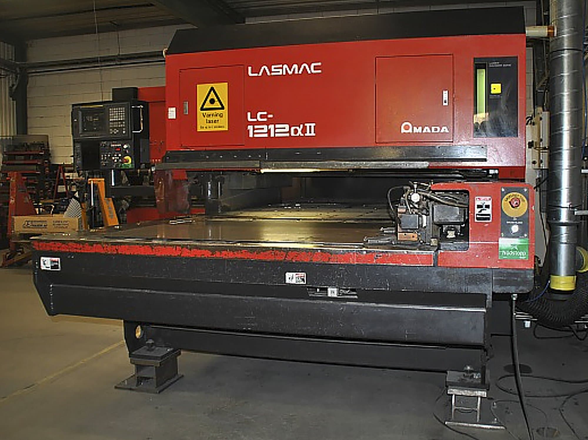 A AMADA LC 1212 α2  gép elölnézete