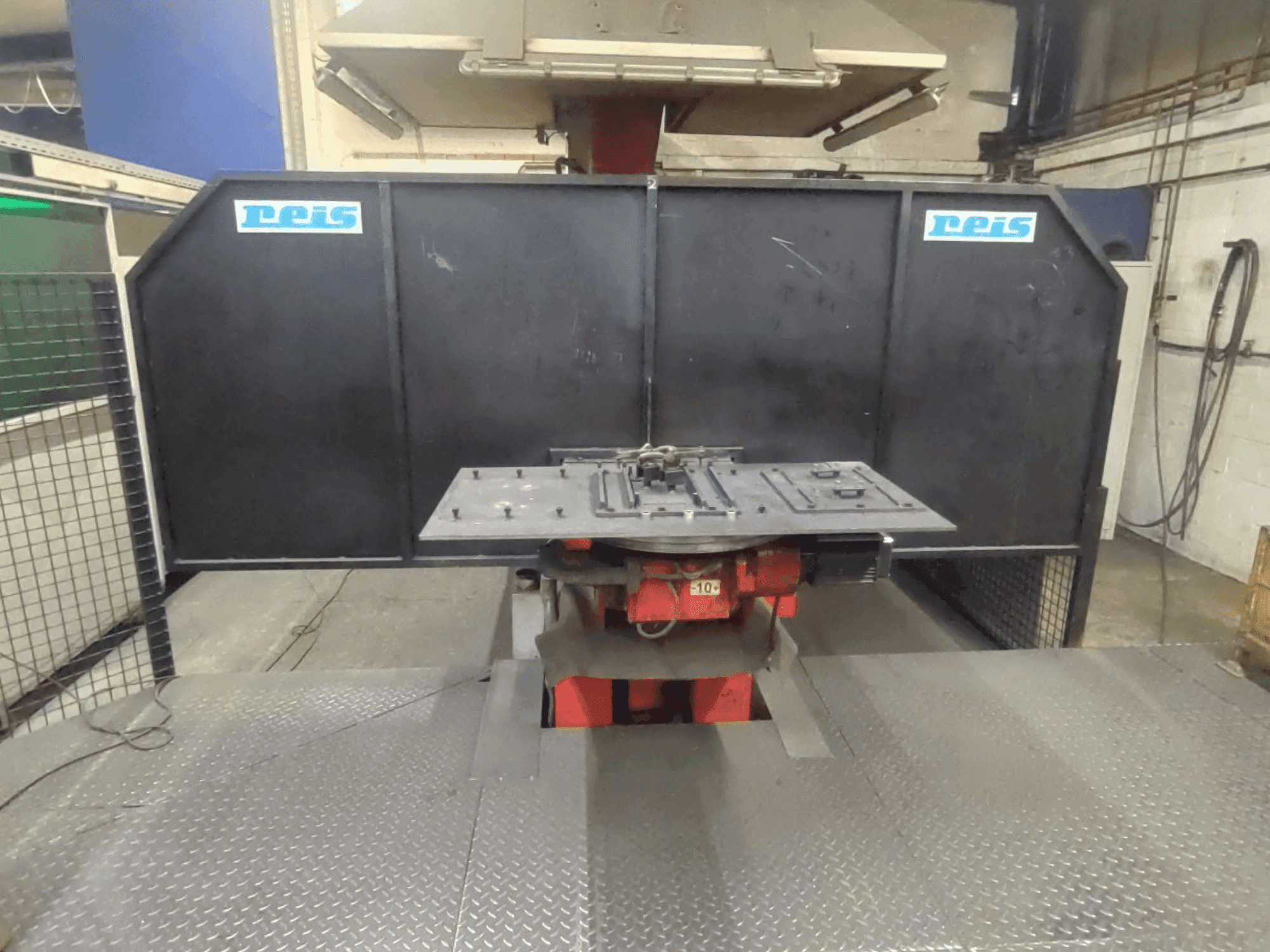 A Reis Robotics Robot System - RDT 40 / SRV 6 / RDT 40  gép elölnézete